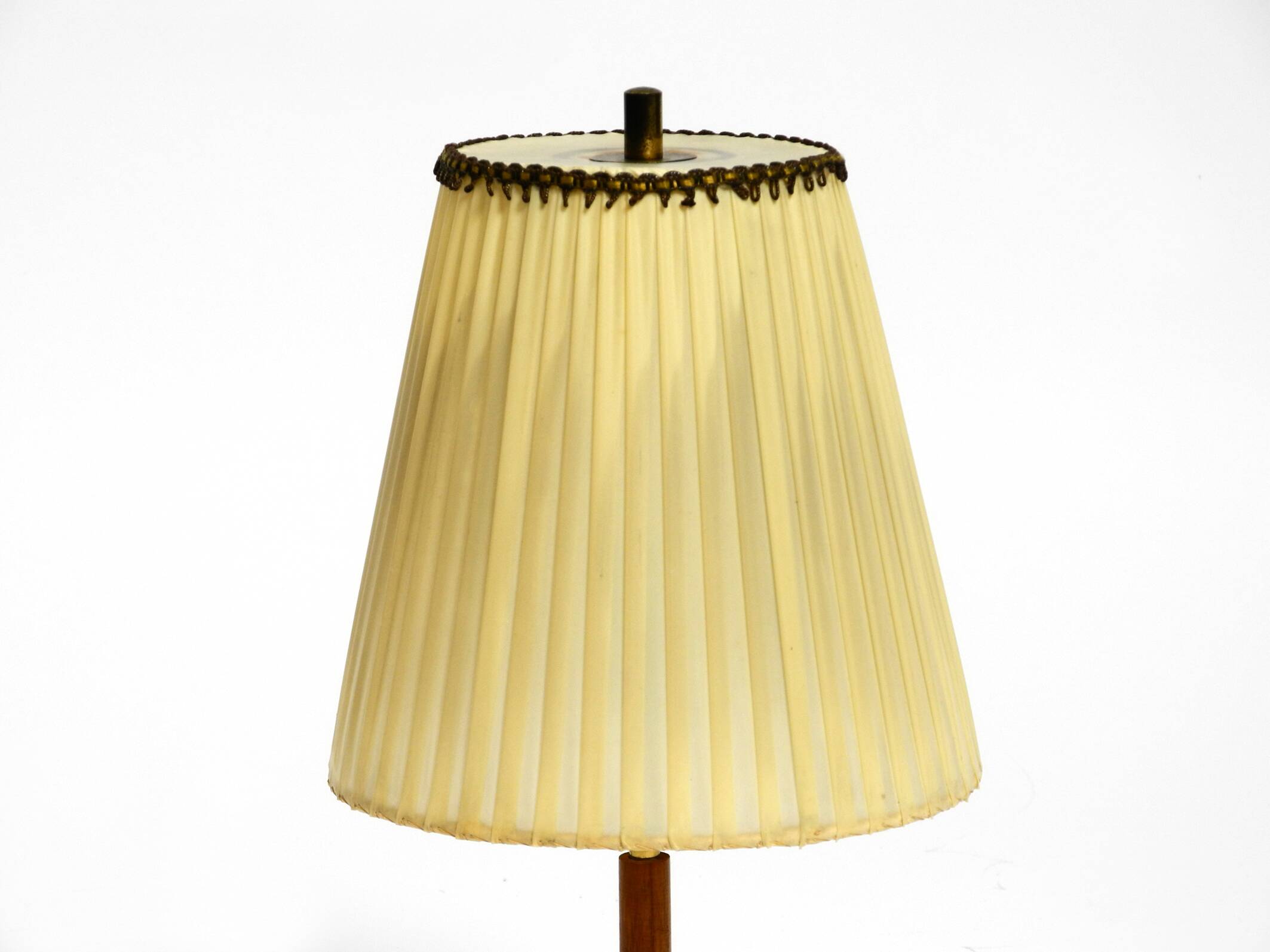 Lampe de table en laiton et teck par Kalmar, années 50