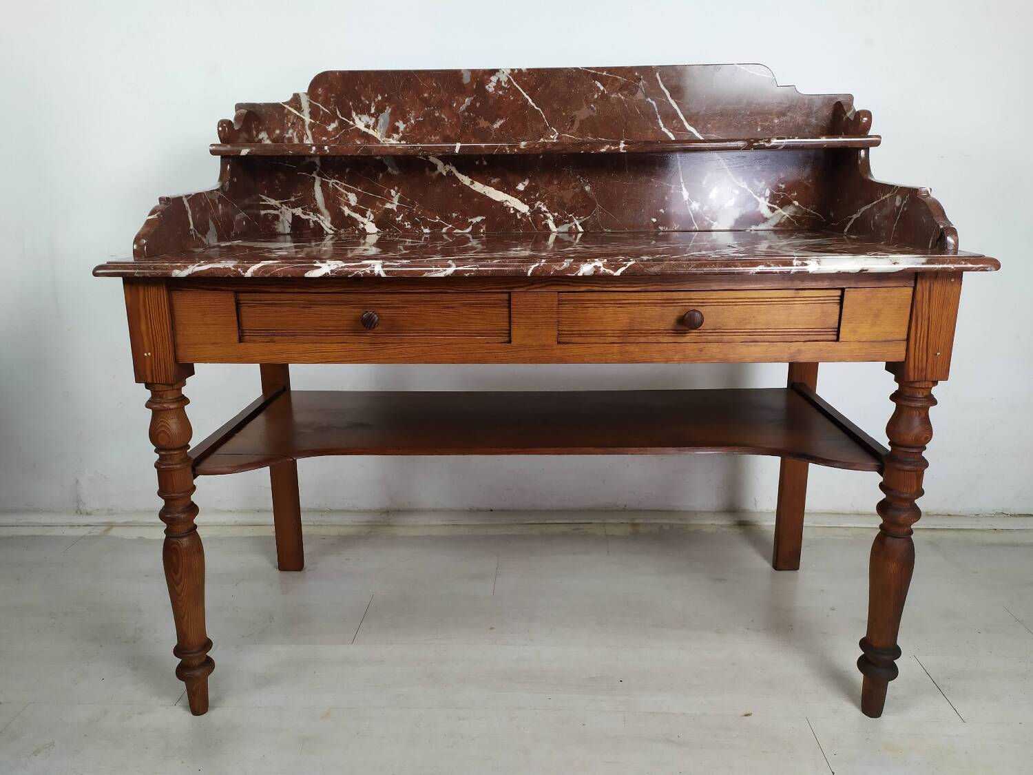 Burgundy marble dressing table