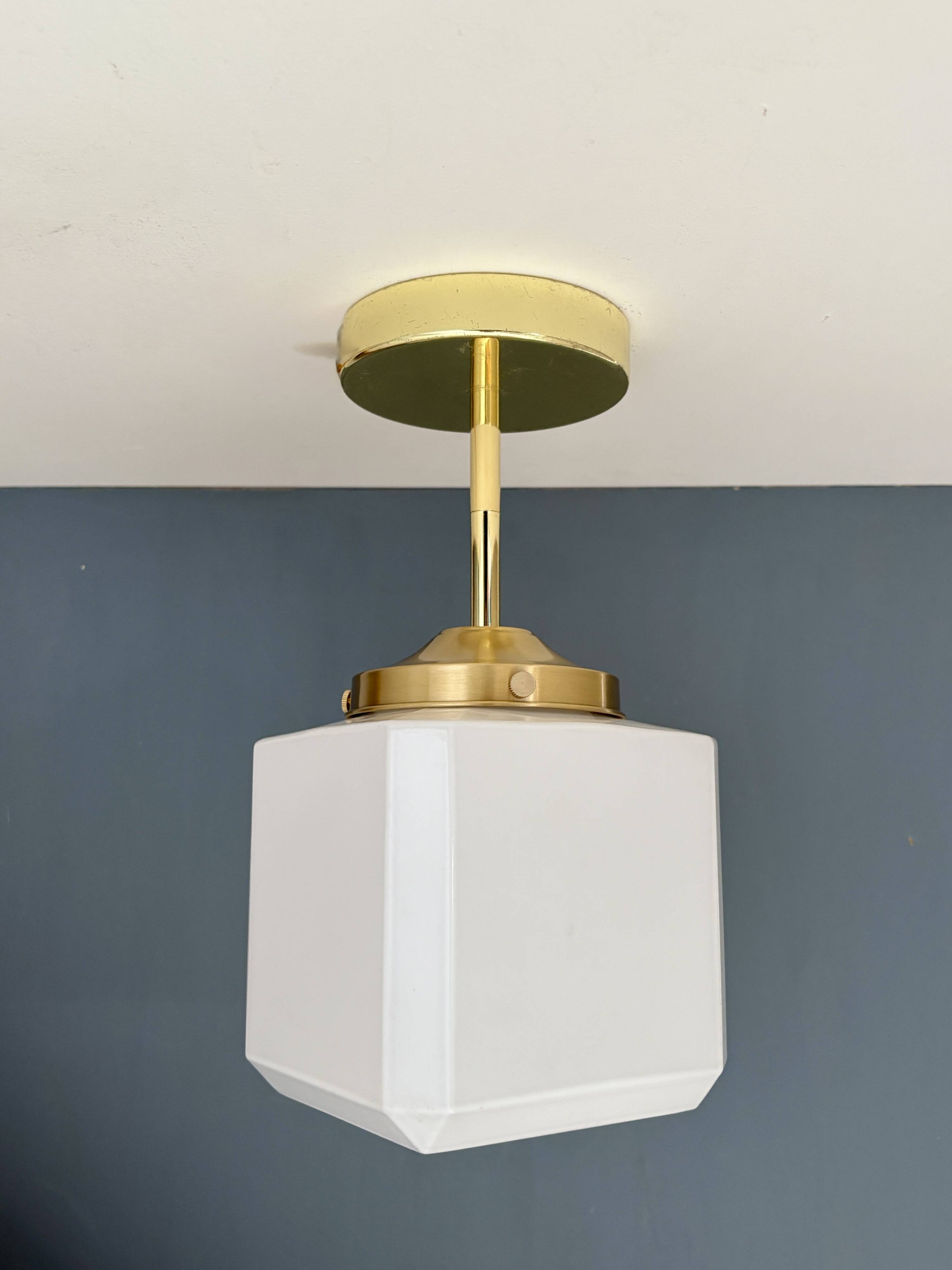 Suspension / plafonnier globe vintage carré en opaline blanche
