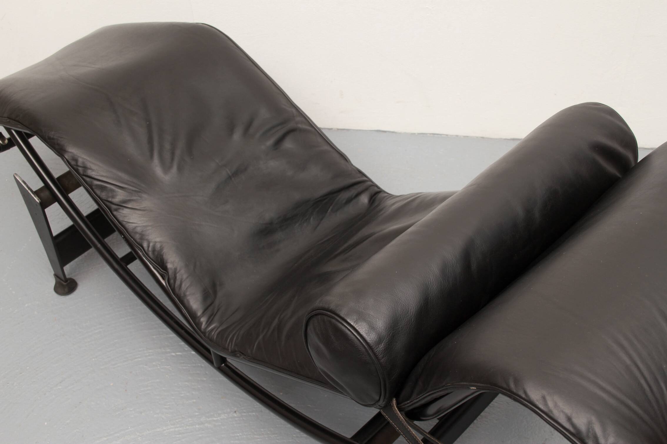 Chaise longue LC 4 Cassina Le Corbusier cuir noir
