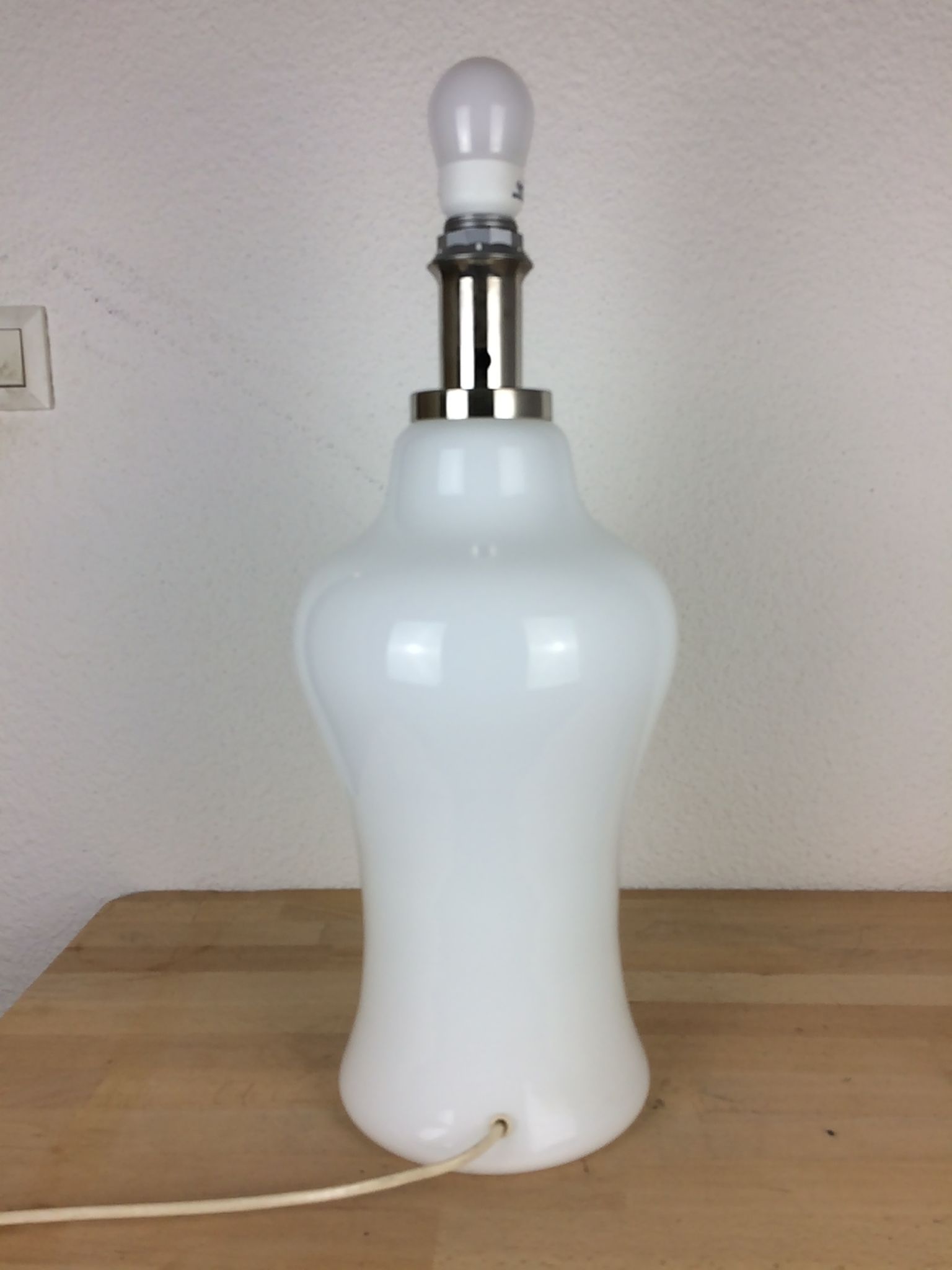 Lampe à poser opaline années 70 space age pied balustre