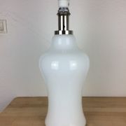 Lampe à poser opaline années 70 space age pied balustre