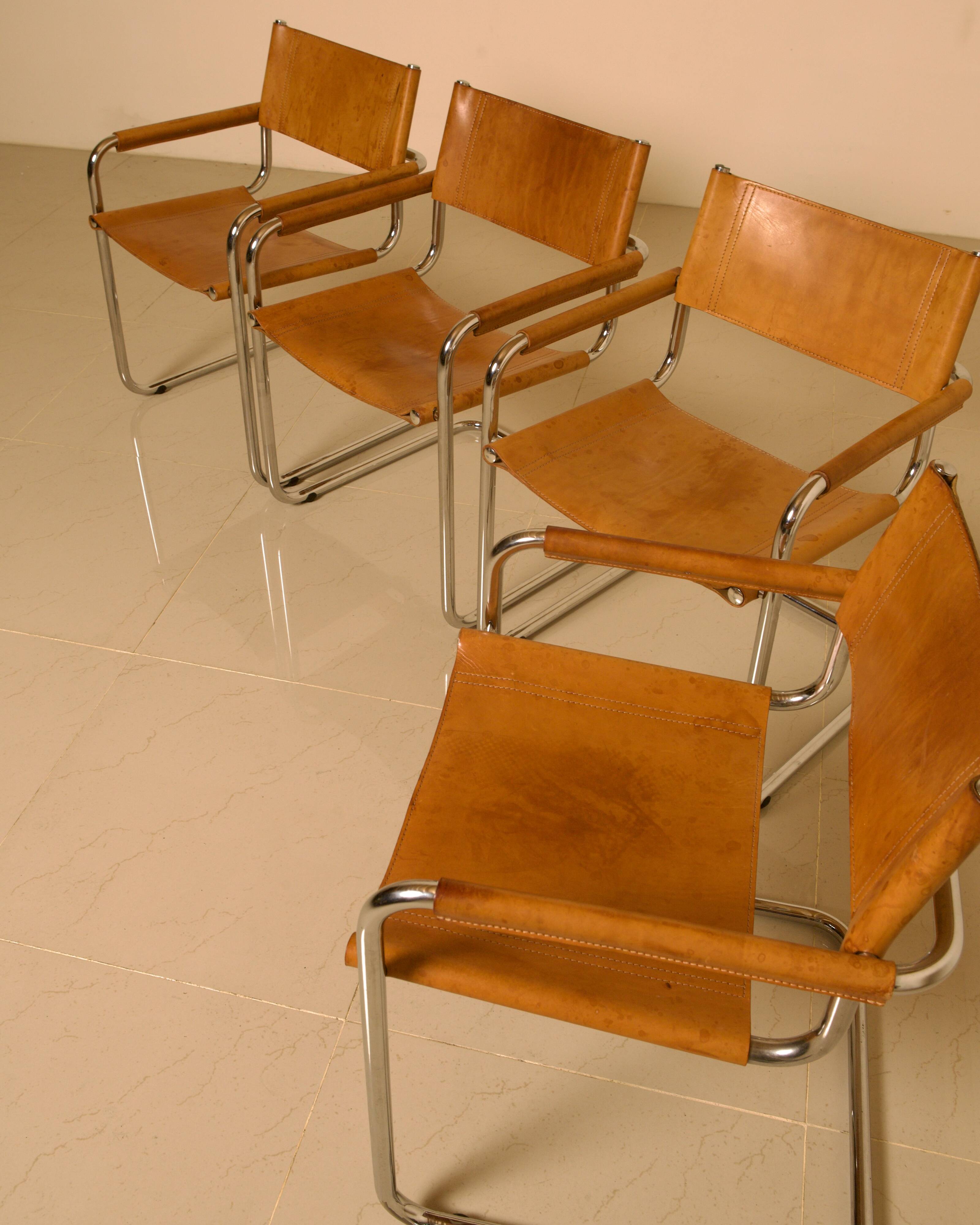 Ensemble de 4 chaises italienne en cuir cognac "Cantilever" par Marcel Breu