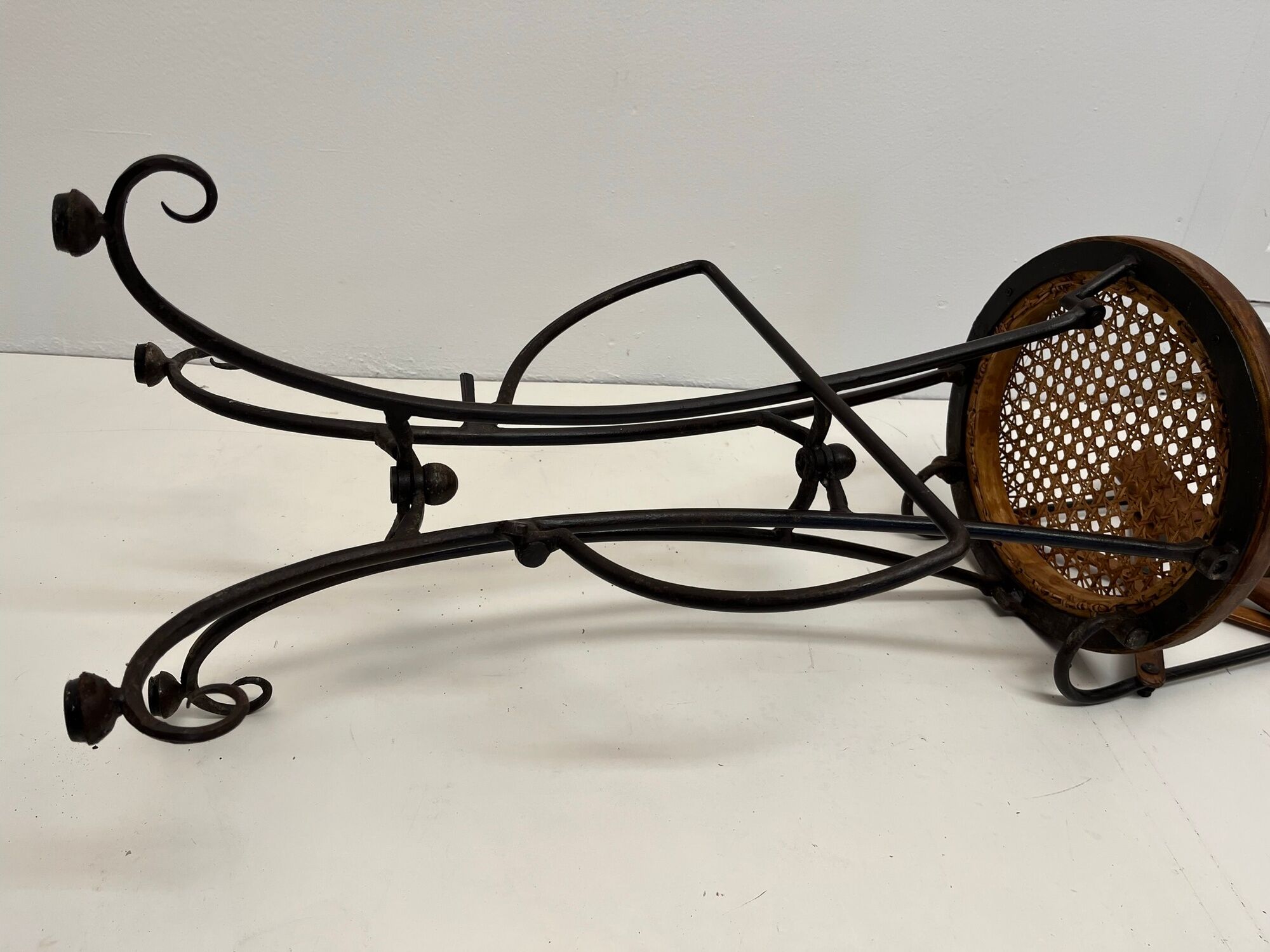 Paire de tabourets de bar vintage en bois et fer forgé avec assises cannées