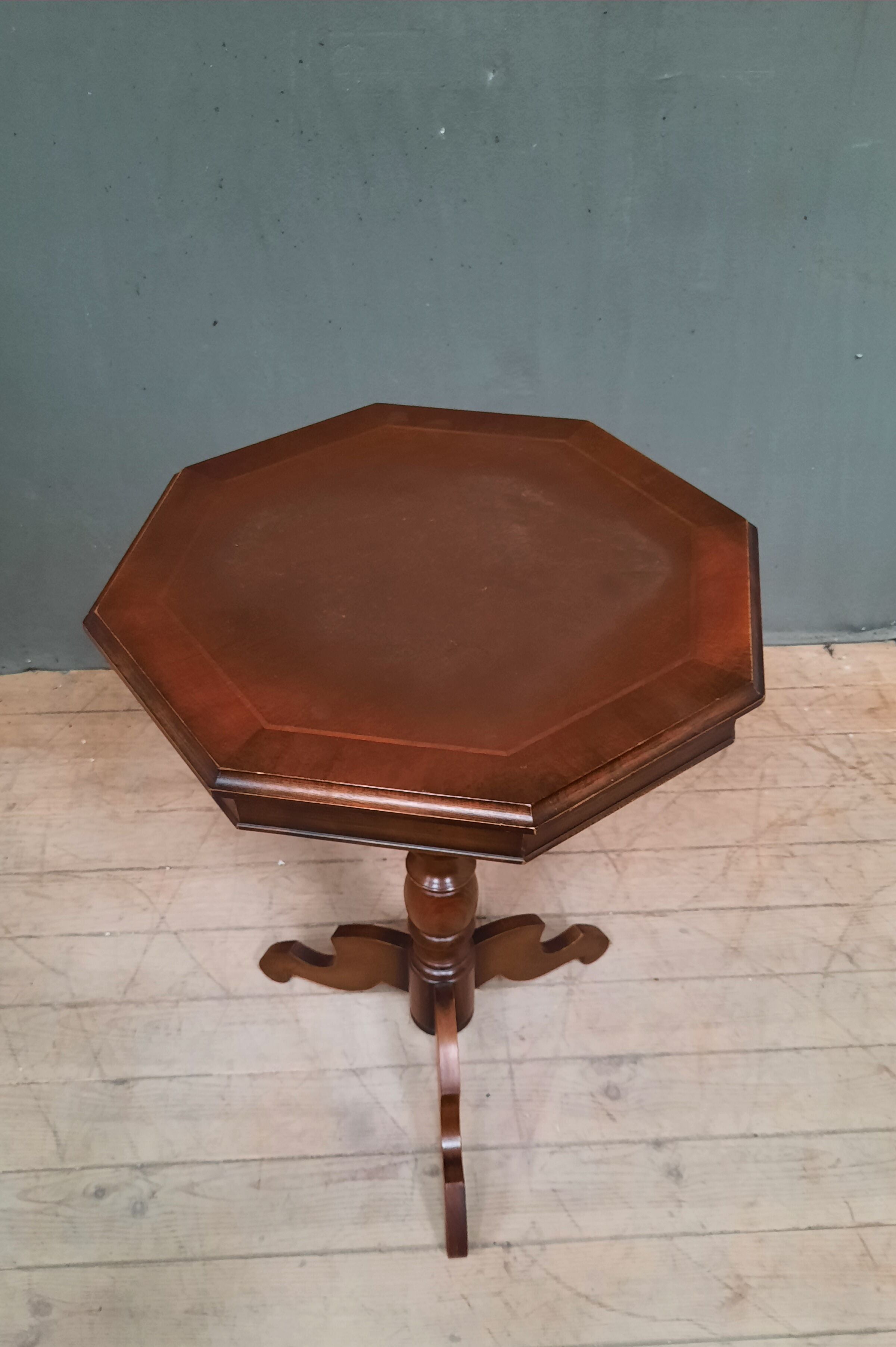 Gieridon on central foot