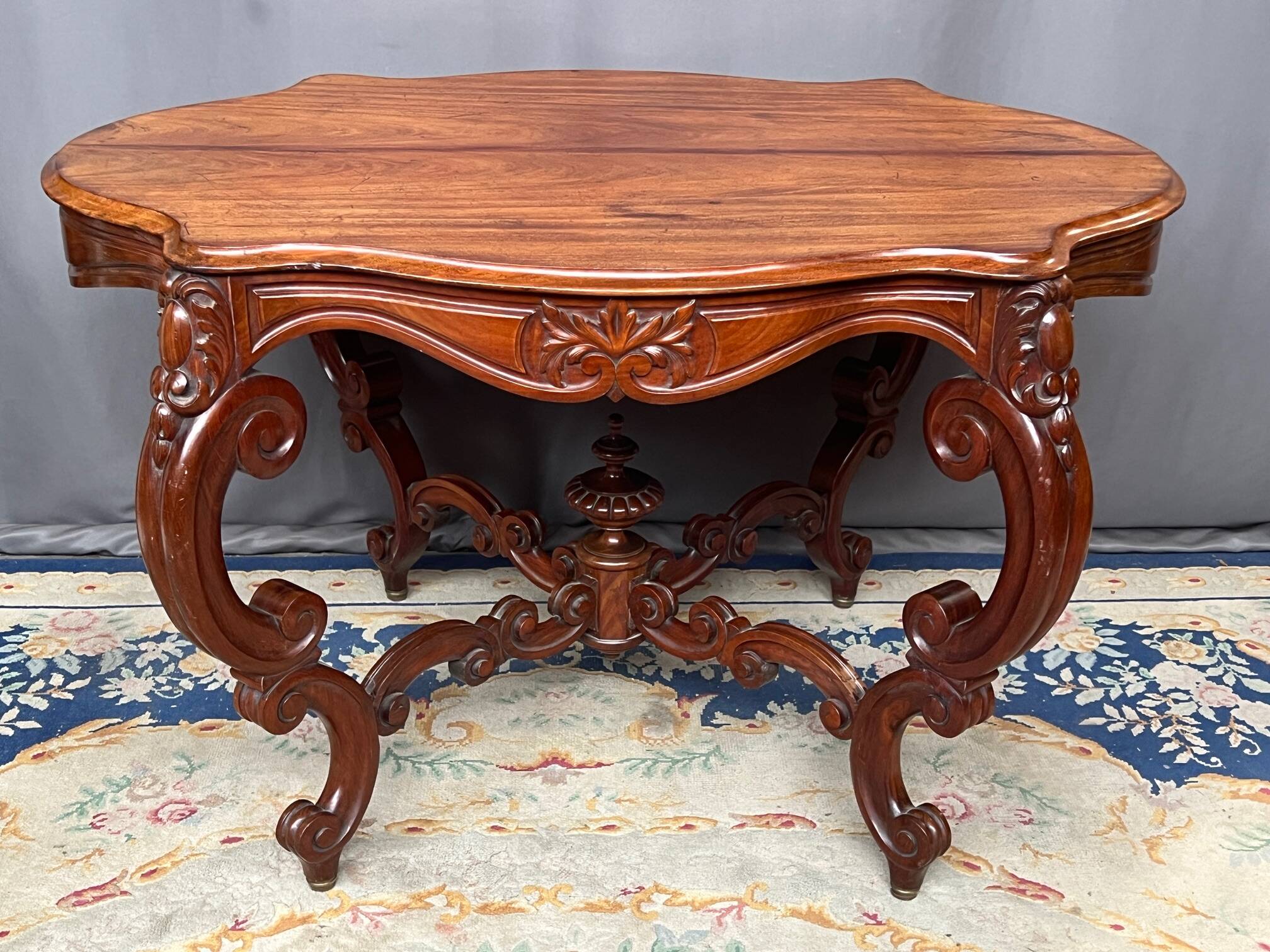 Table d'appoint victorienne antique. Bois de rose massif.