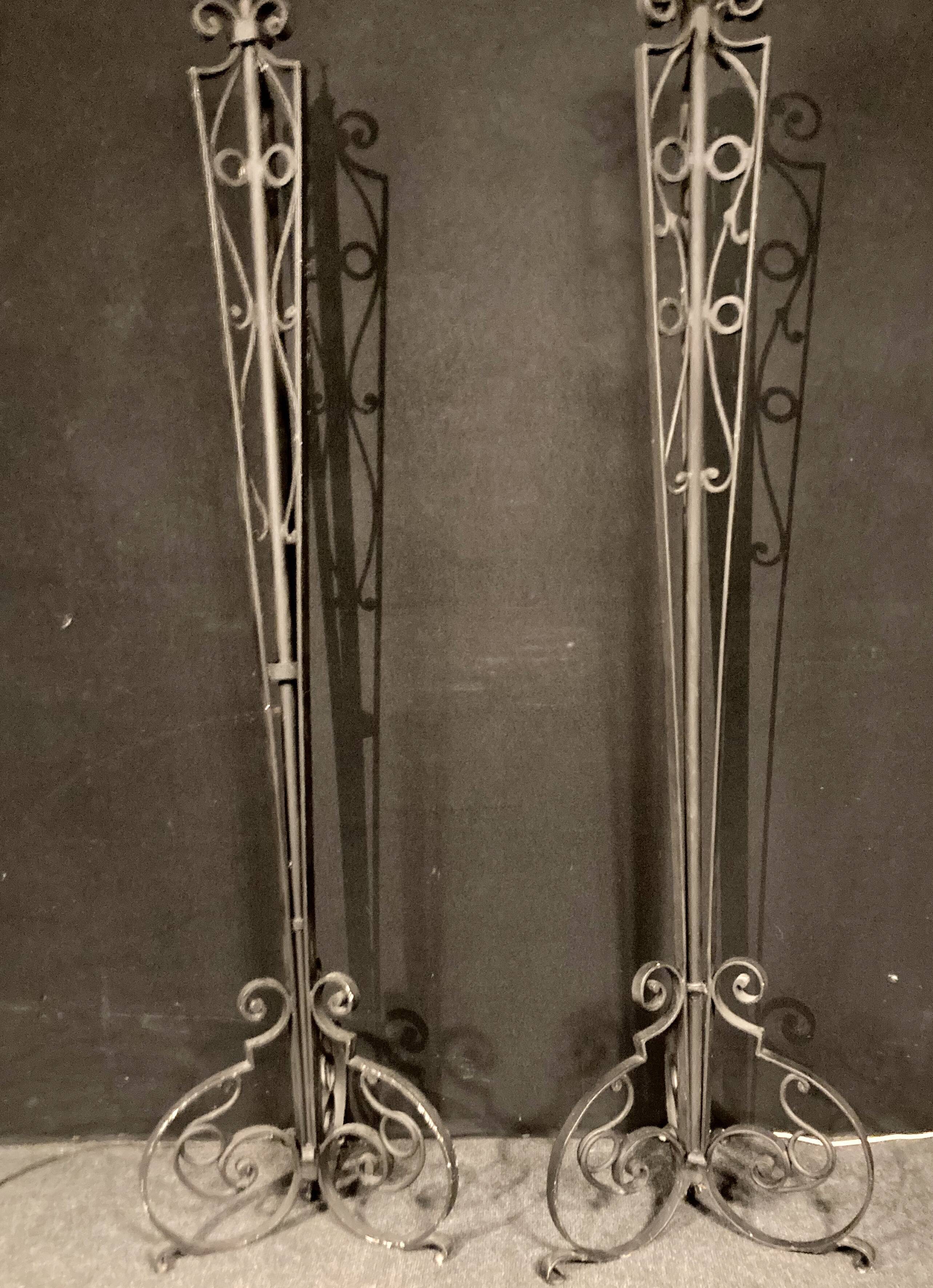 Paire de pieds de lampe en fer forgé