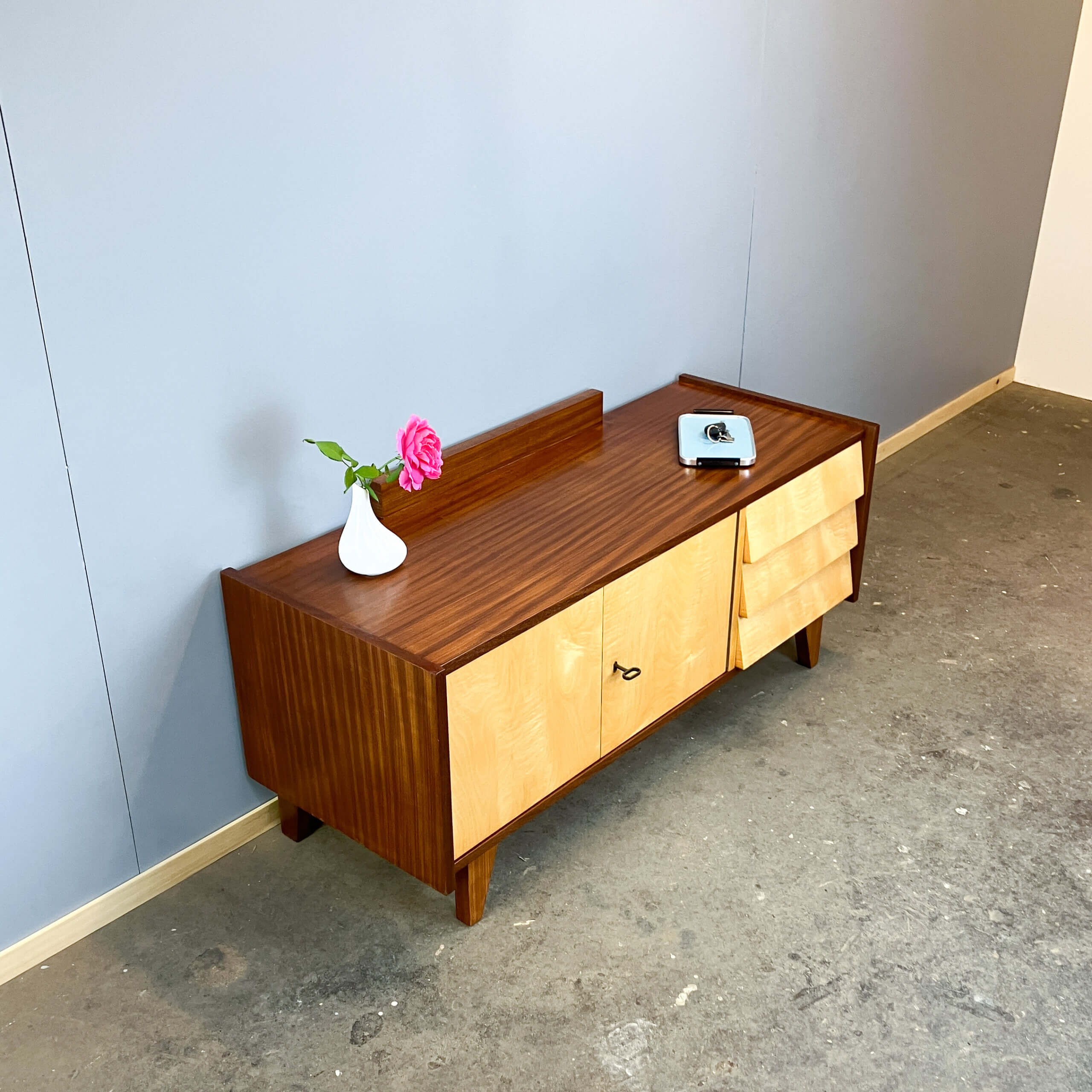 Lowboard, petit meuble de hall avec tiroirs, érable rayé, années 1960