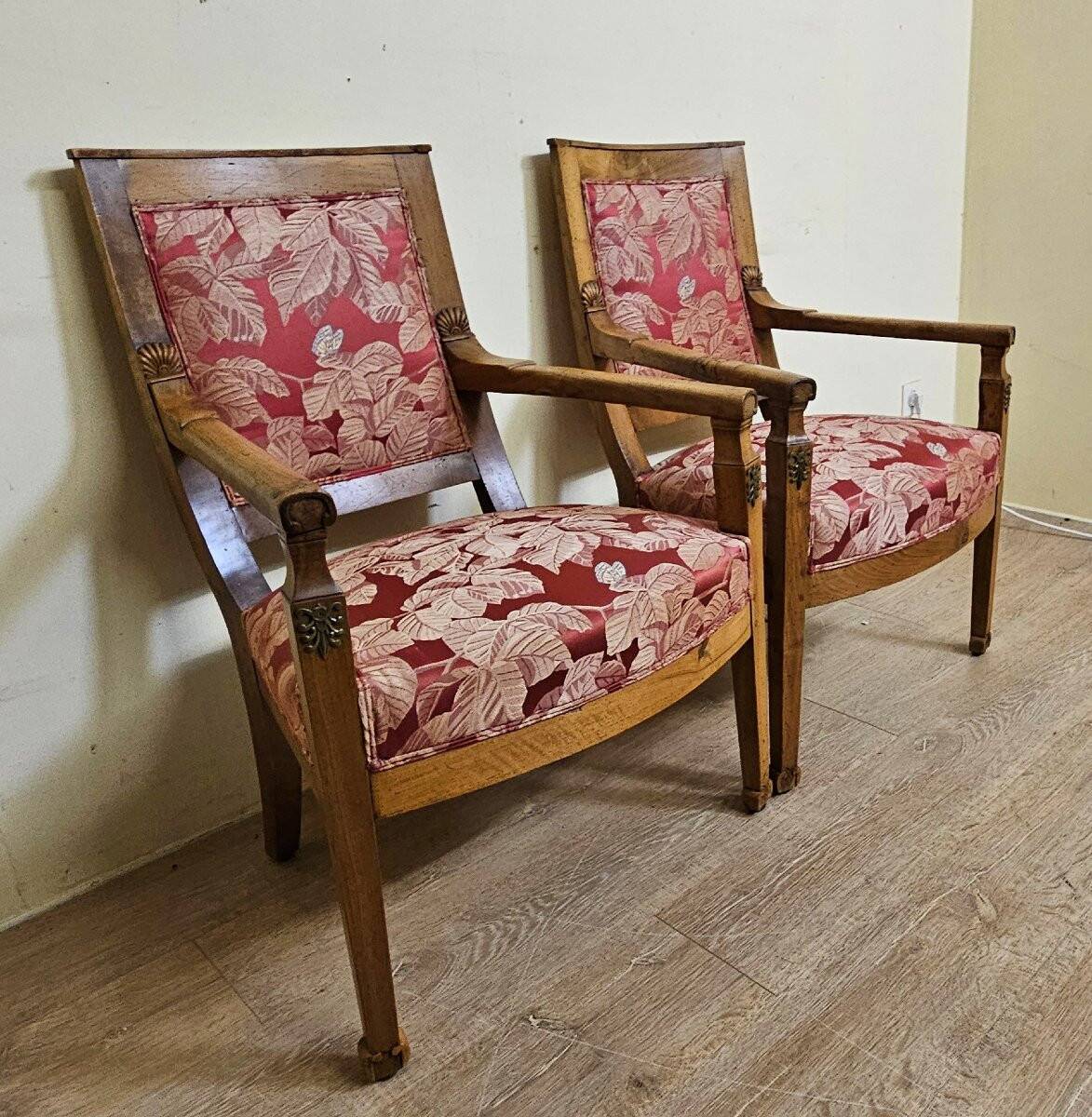 Paire de fauteuils anciens en noyer – époque Empire, Restauration