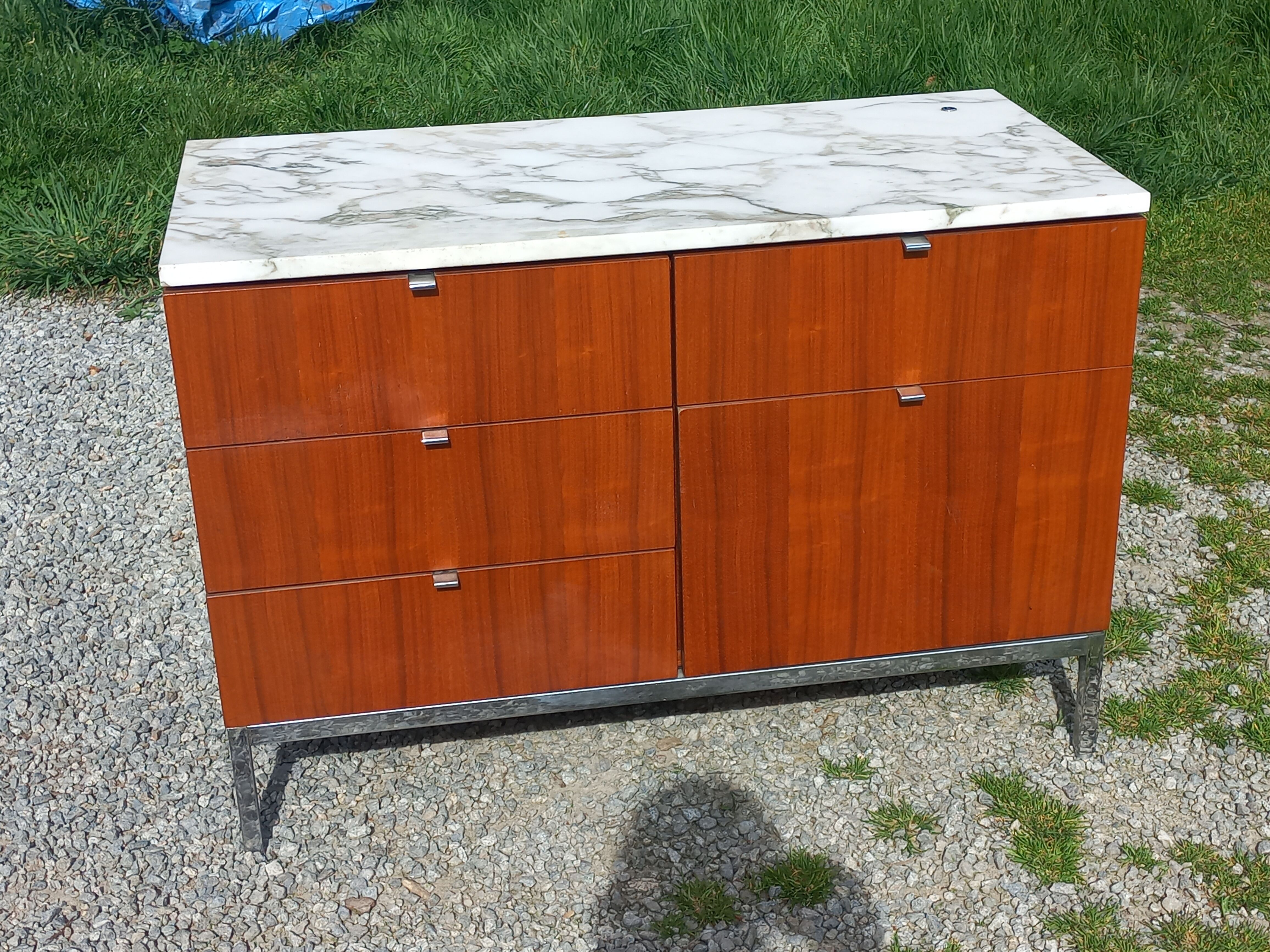Florence Knoll buffet in wood and marble with chrome legs from the 1970s.