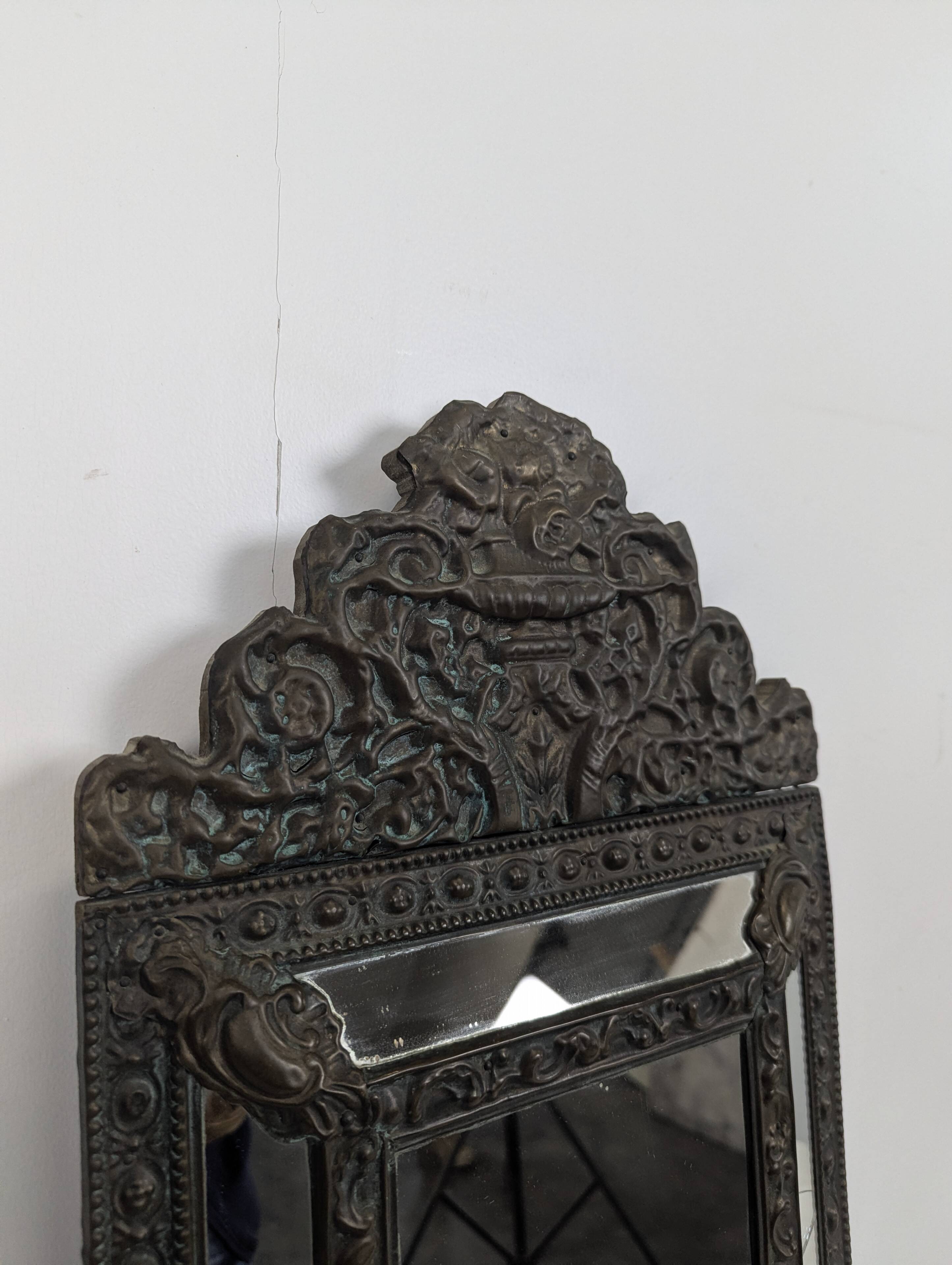 Miroir à parecloses en laiton repoussé de style hollandais