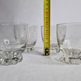 Set of four Art Deco style engraved crystal glasses on spherical feet