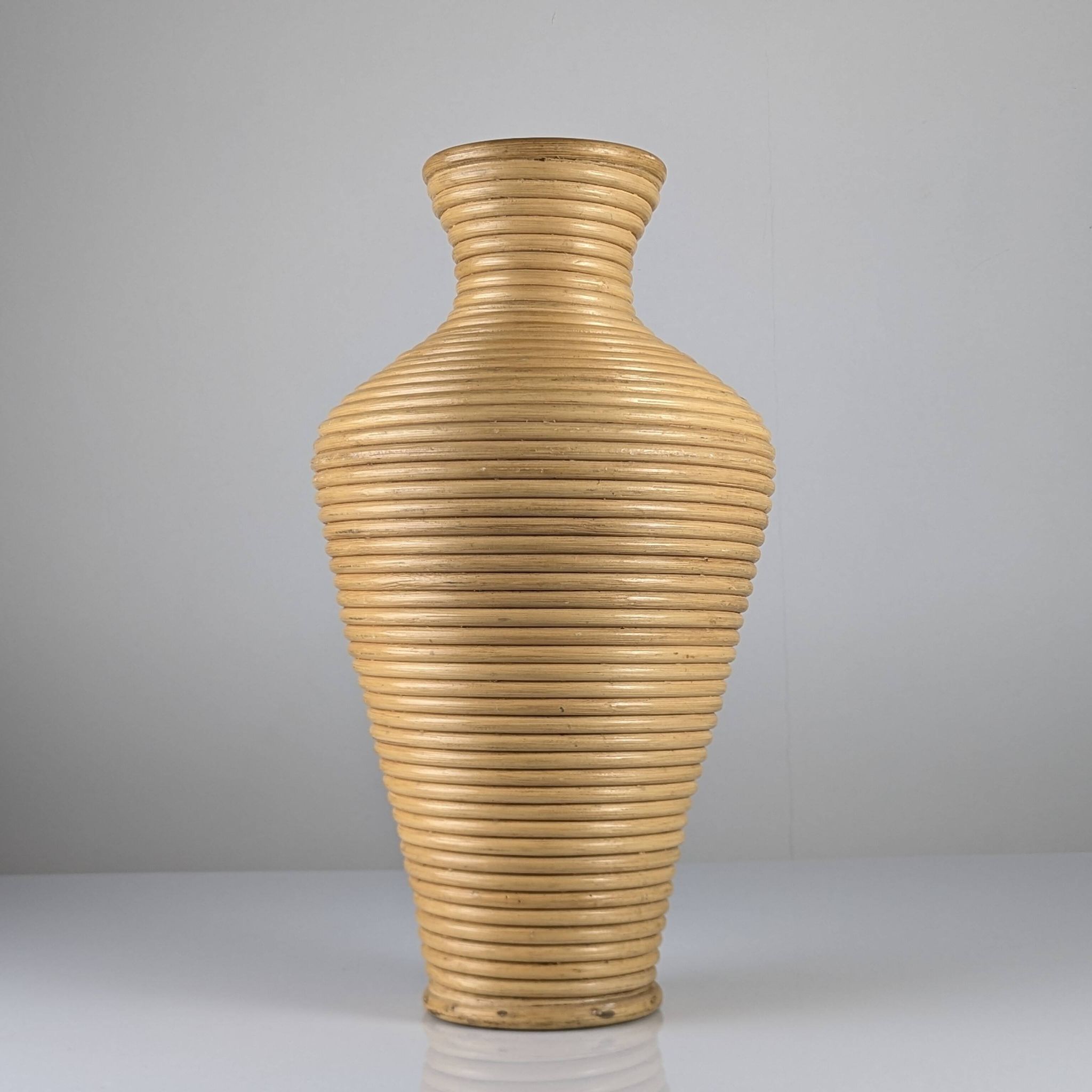 Grand vase de sol en rotin tressé, années 1970