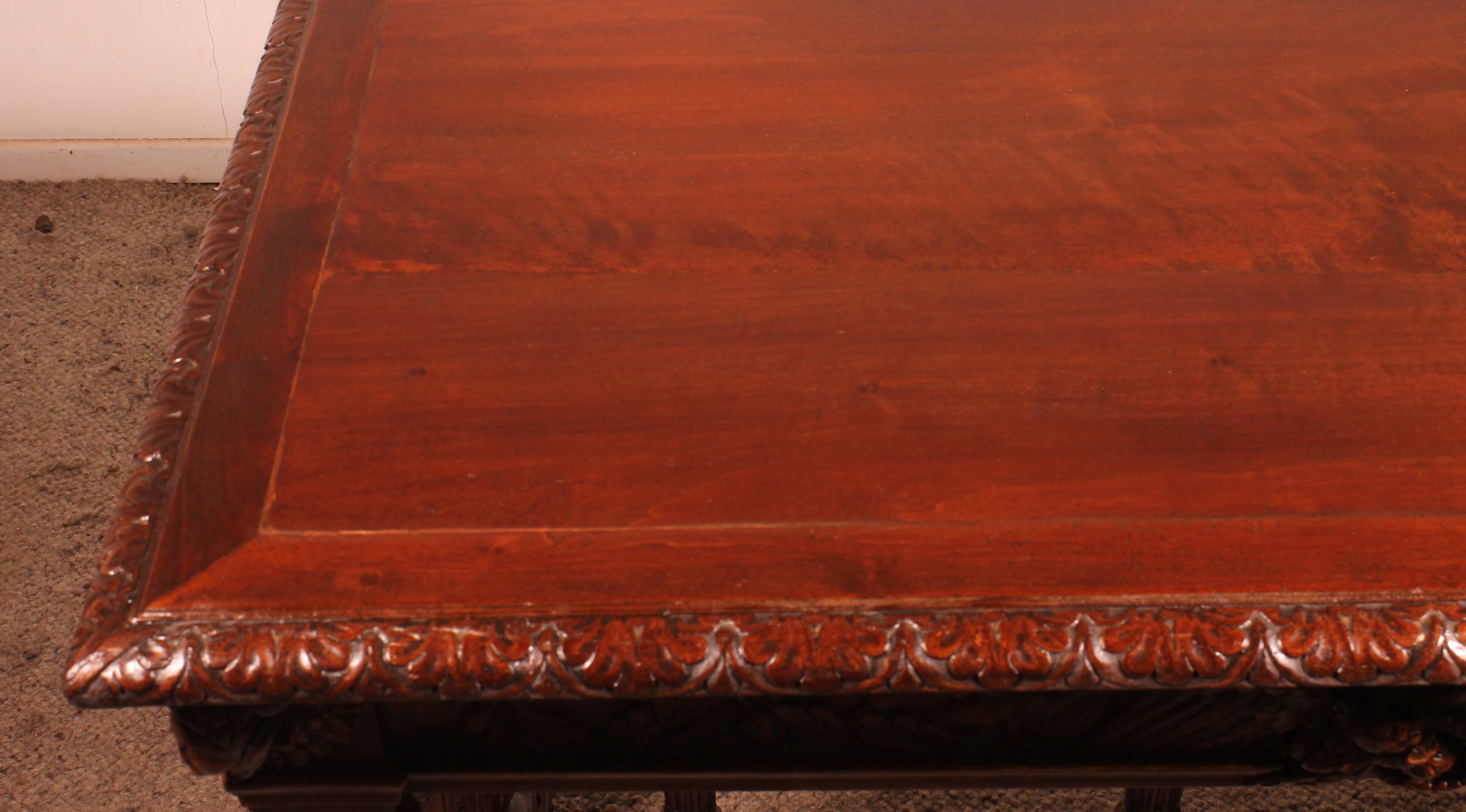 Table de milieu d'époque Renaissance en noyer