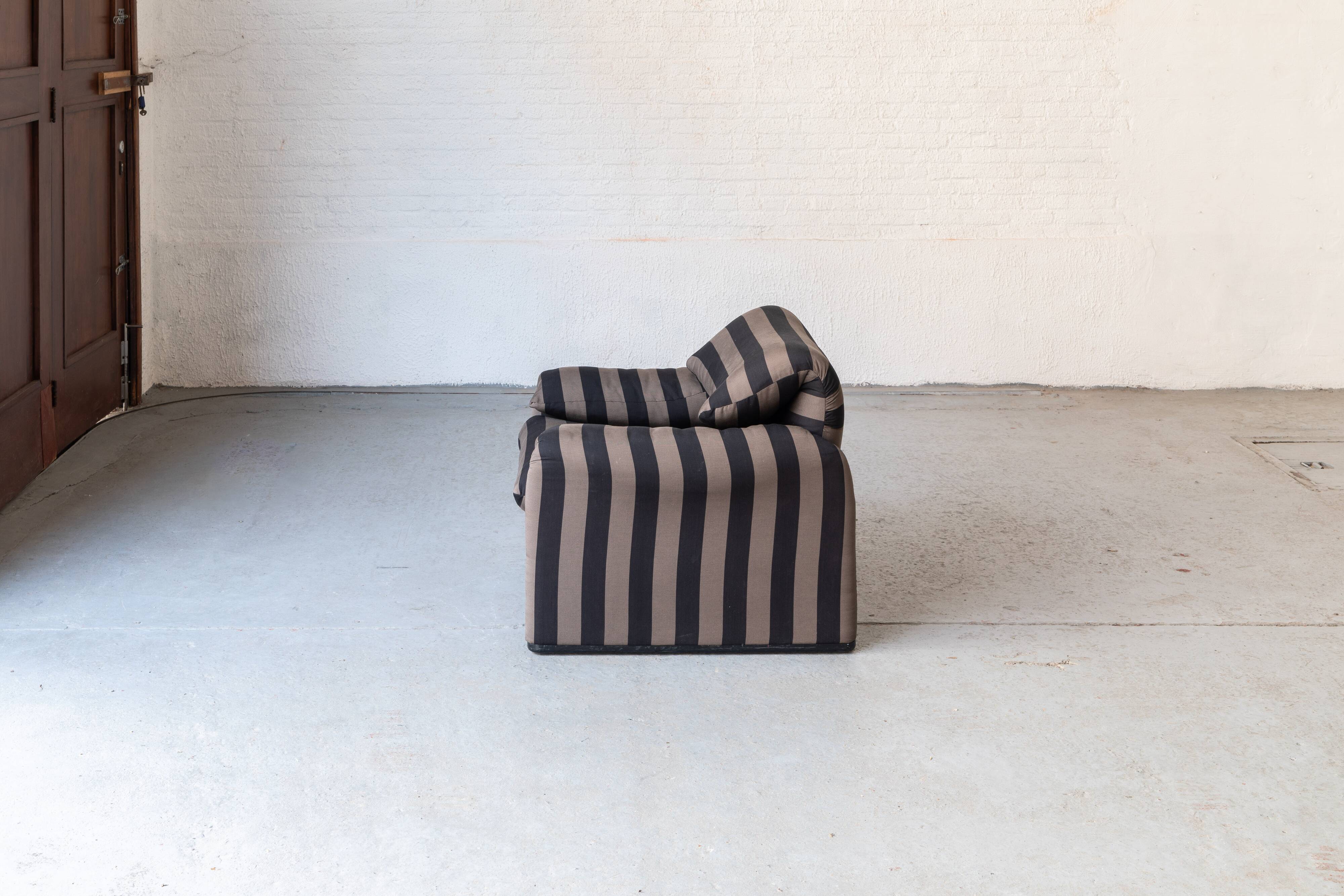 Set of 2 easy chairs 'Maralunga' by Vico Magistretti