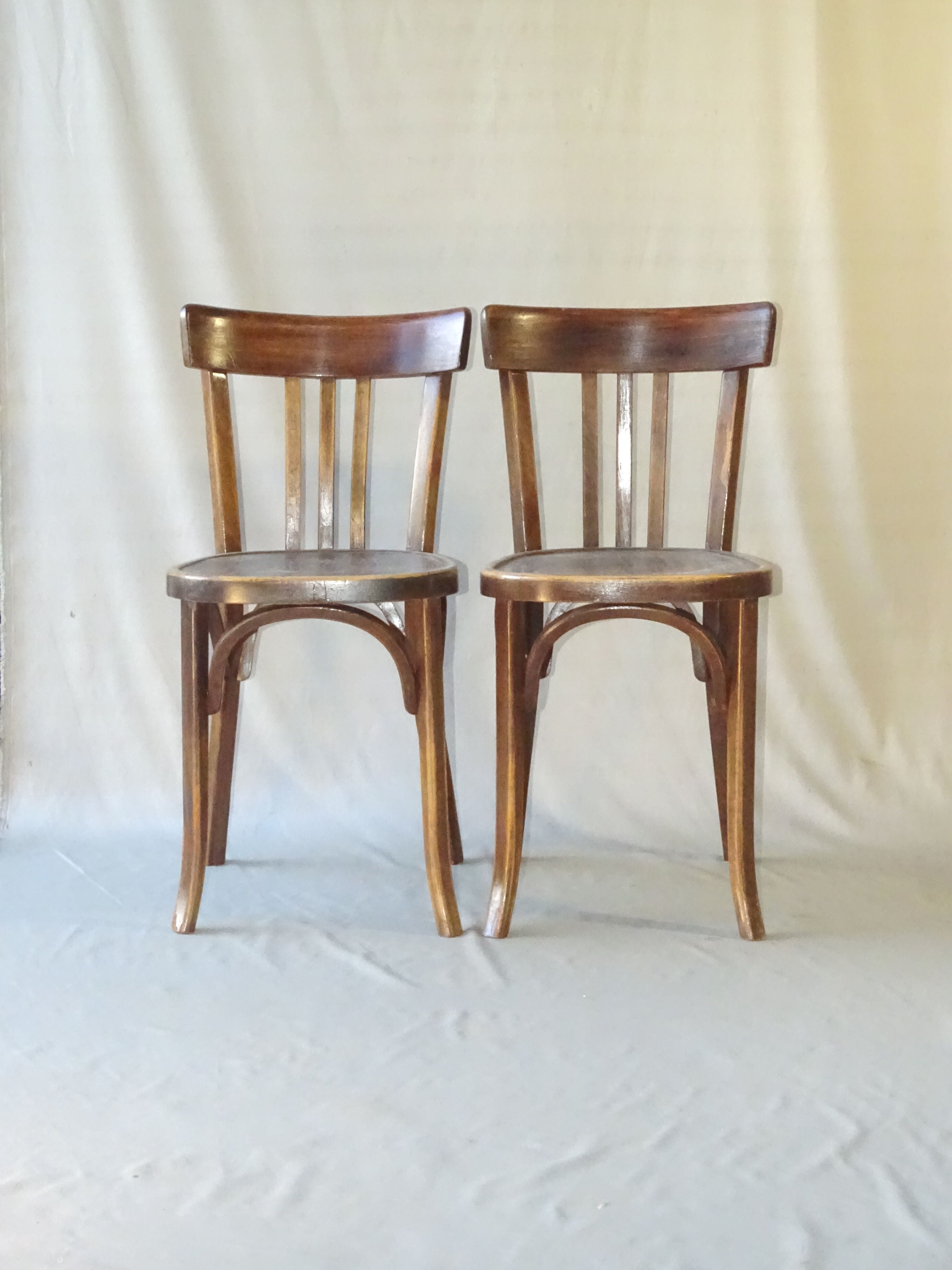 Paire de chaises bistrot Baumann 1955 assise bois