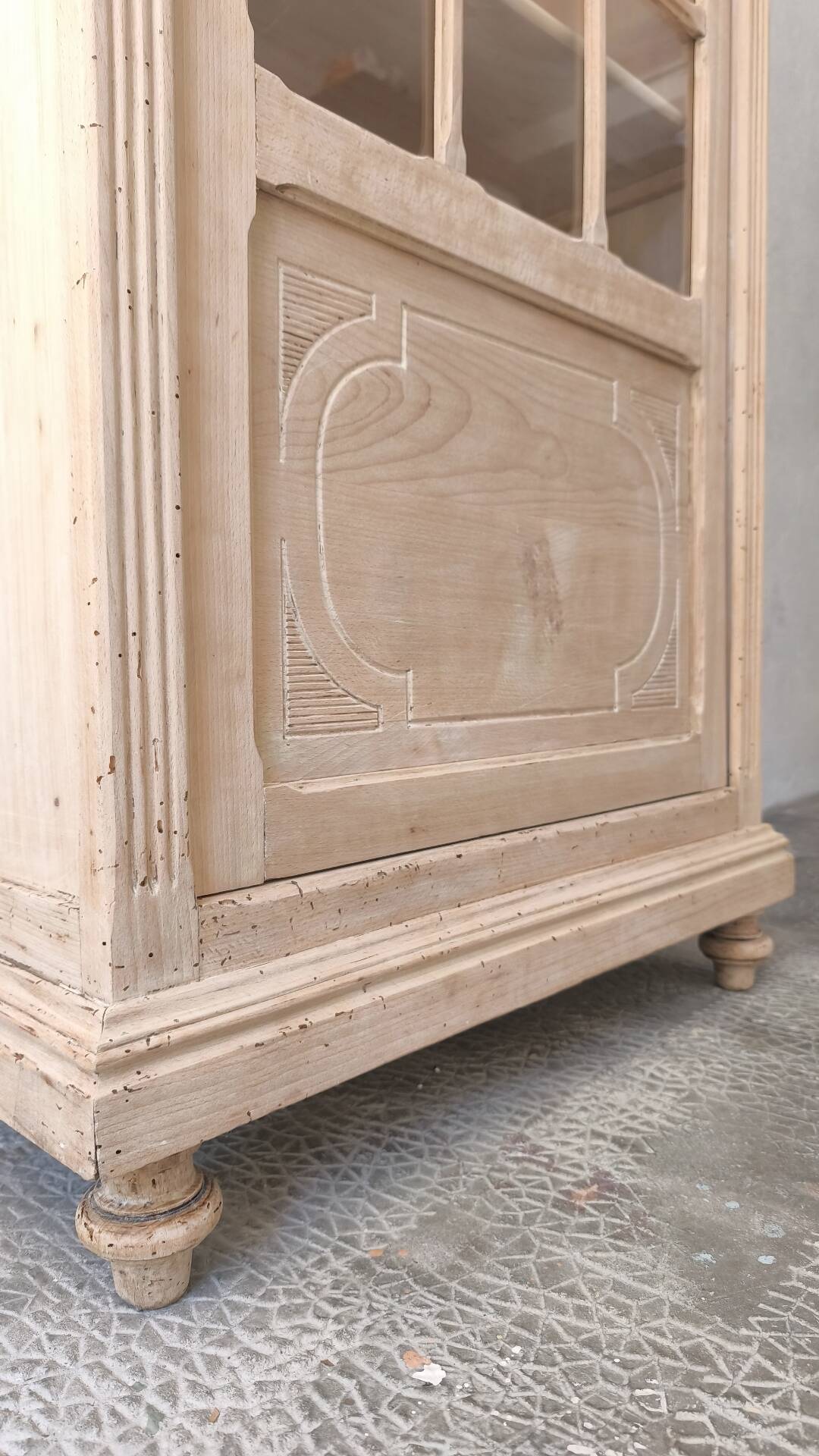 Antique glass-fronted cabinet with crossbars / display cabinet