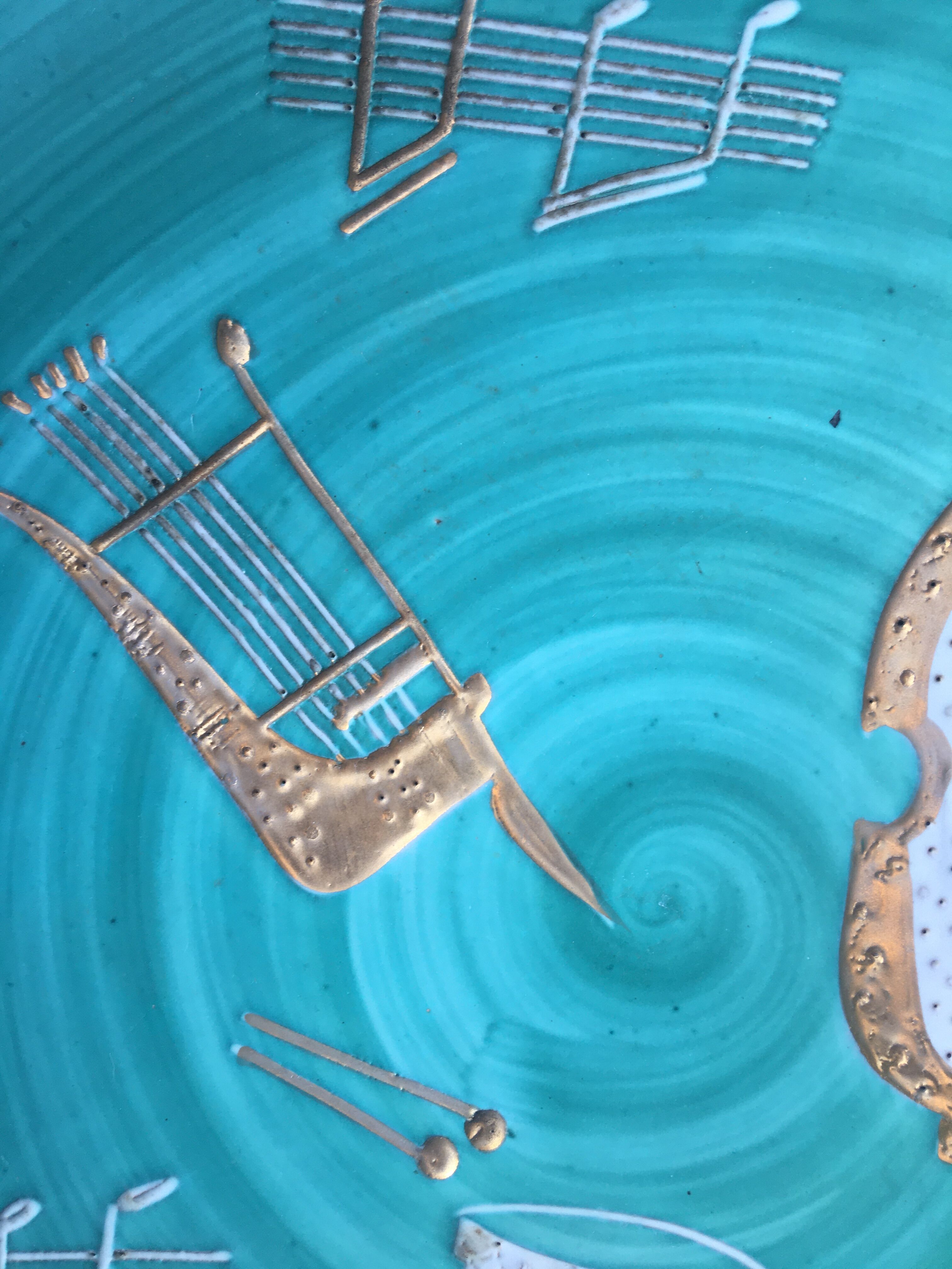 Cut vintage musical décor