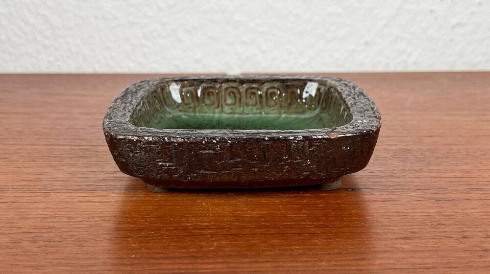 Danish studio pottery bowl from the mid-century by Jytte Trebbien and Harry Nielsen for Tusbo, 1960s.