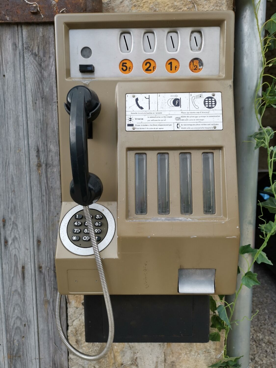 Coin-operated cabin payphone