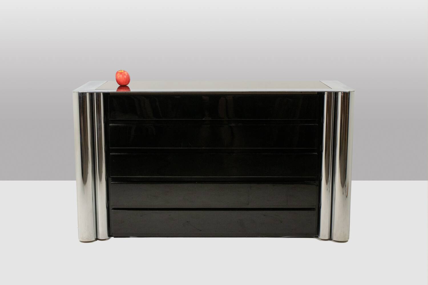 Sergio Mazza, pour Cinova. Commode en bois laqué noir. Vers 1970.