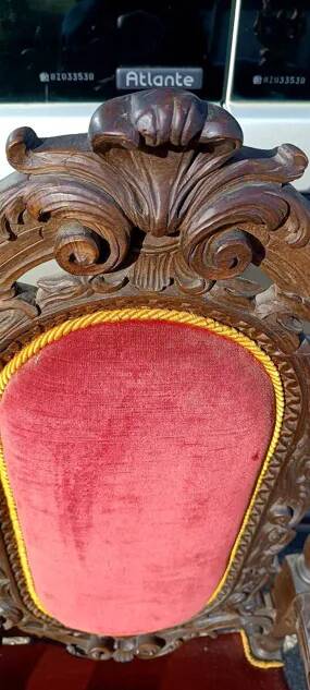 Paire de fauteuils anciens, sculptés en noyer.