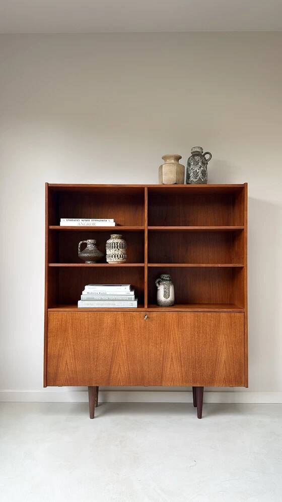 Vintage wooden cabinet / bookcase