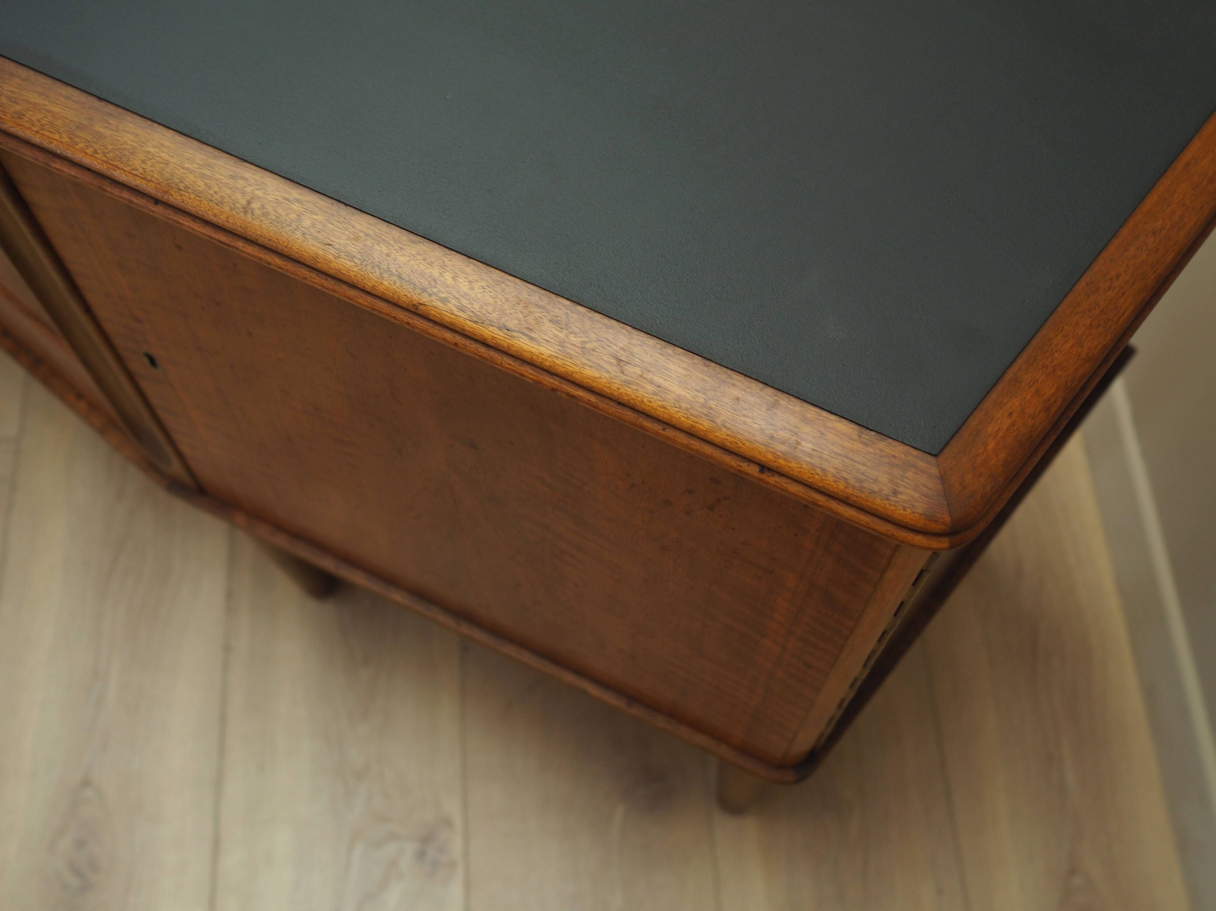 Buffet en noyer, design danois, années 1960, production : Danemark