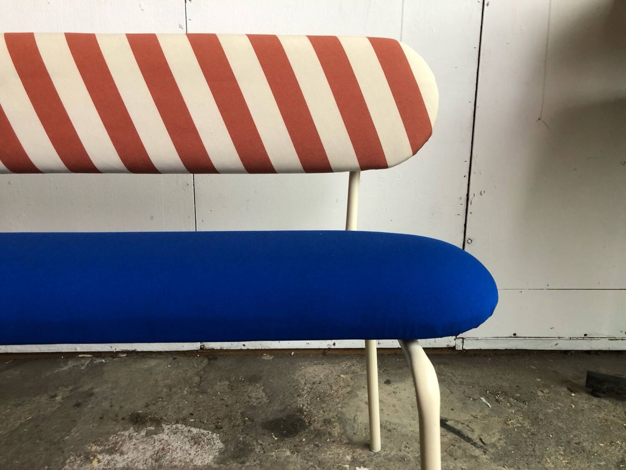 Banc contemporain en tissu