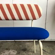 Banc contemporain en tissu