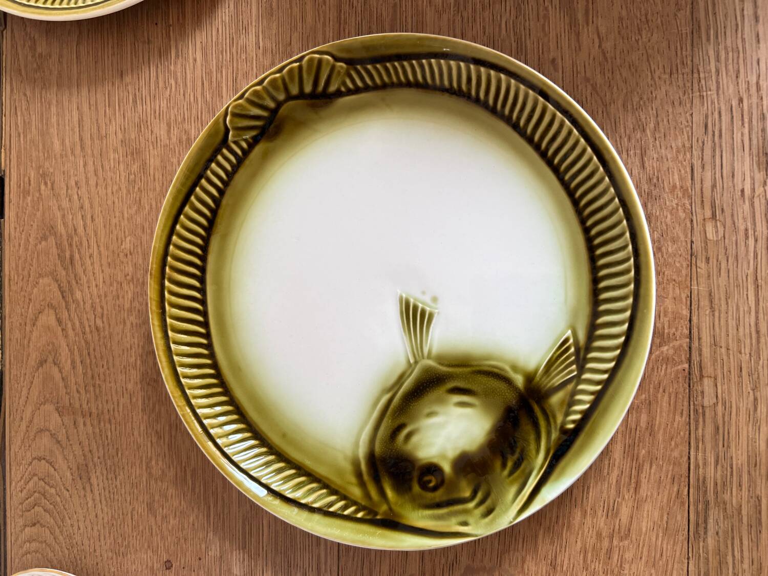 Green fish plates
