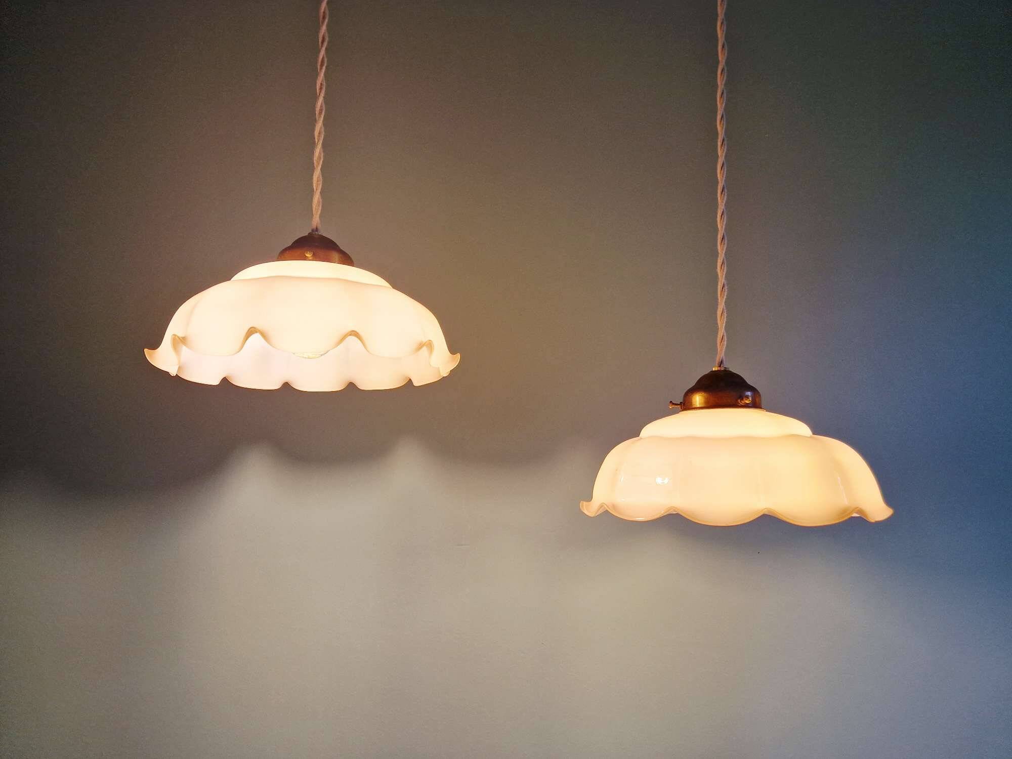 Duo de suspensions en opaline festonnée rose, années 1920-30