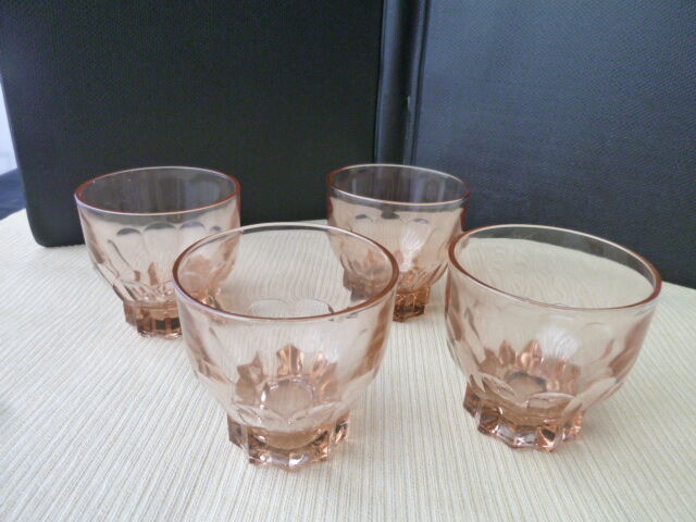 Set of 4 rosé glass table glasses 40.50s