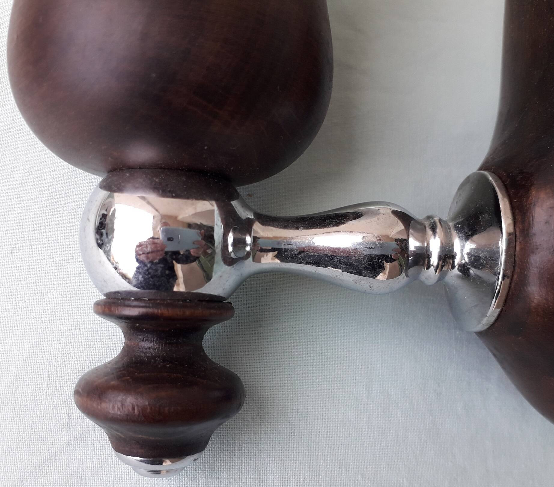 Paire d'appliques en métal chromé, bois et opaline