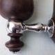 Paire d'appliques en métal chromé, bois et opaline