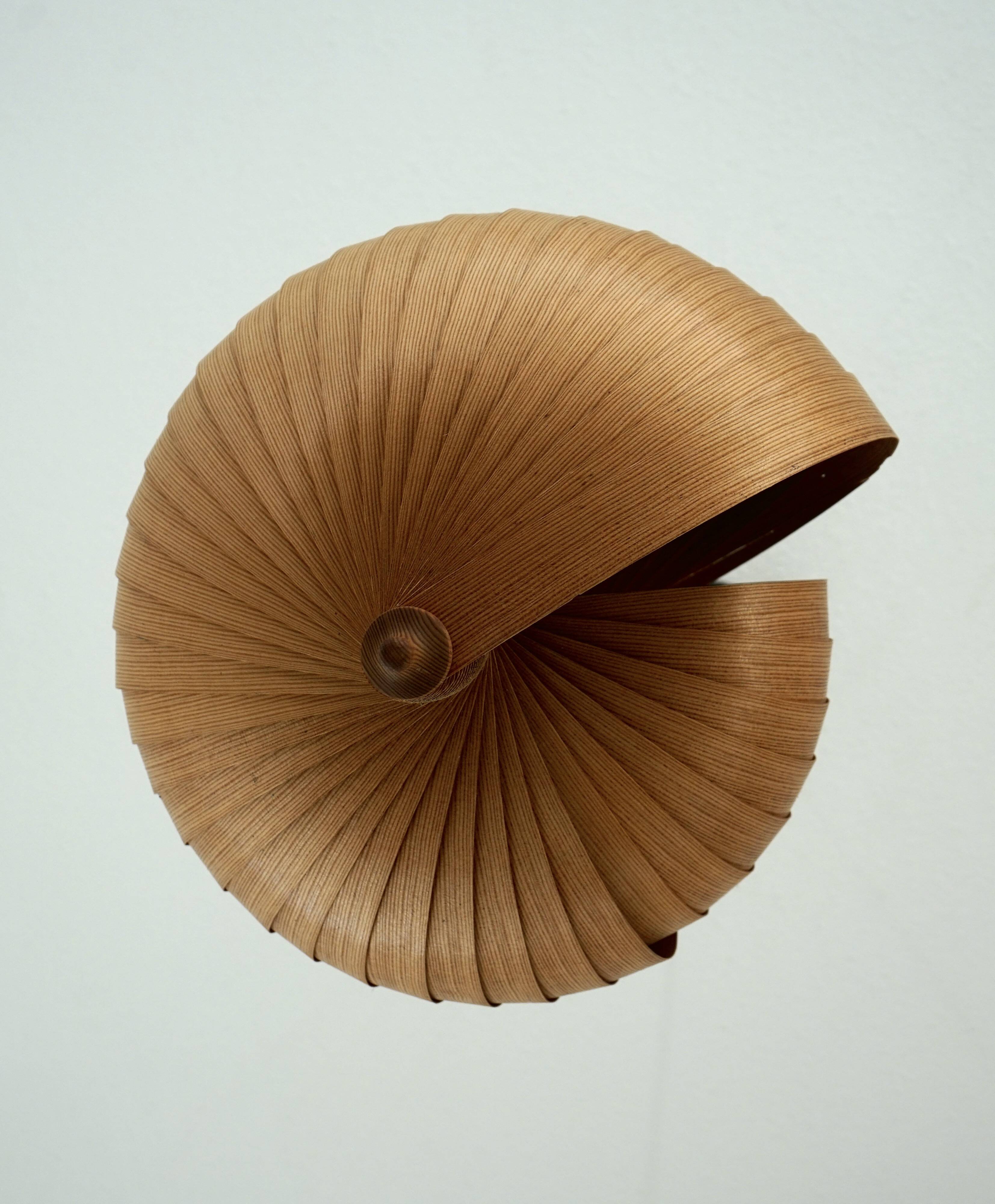 Lampe de plafond Nautilus en bois attribuée à Hans Agne Jakobsson, années 1960.