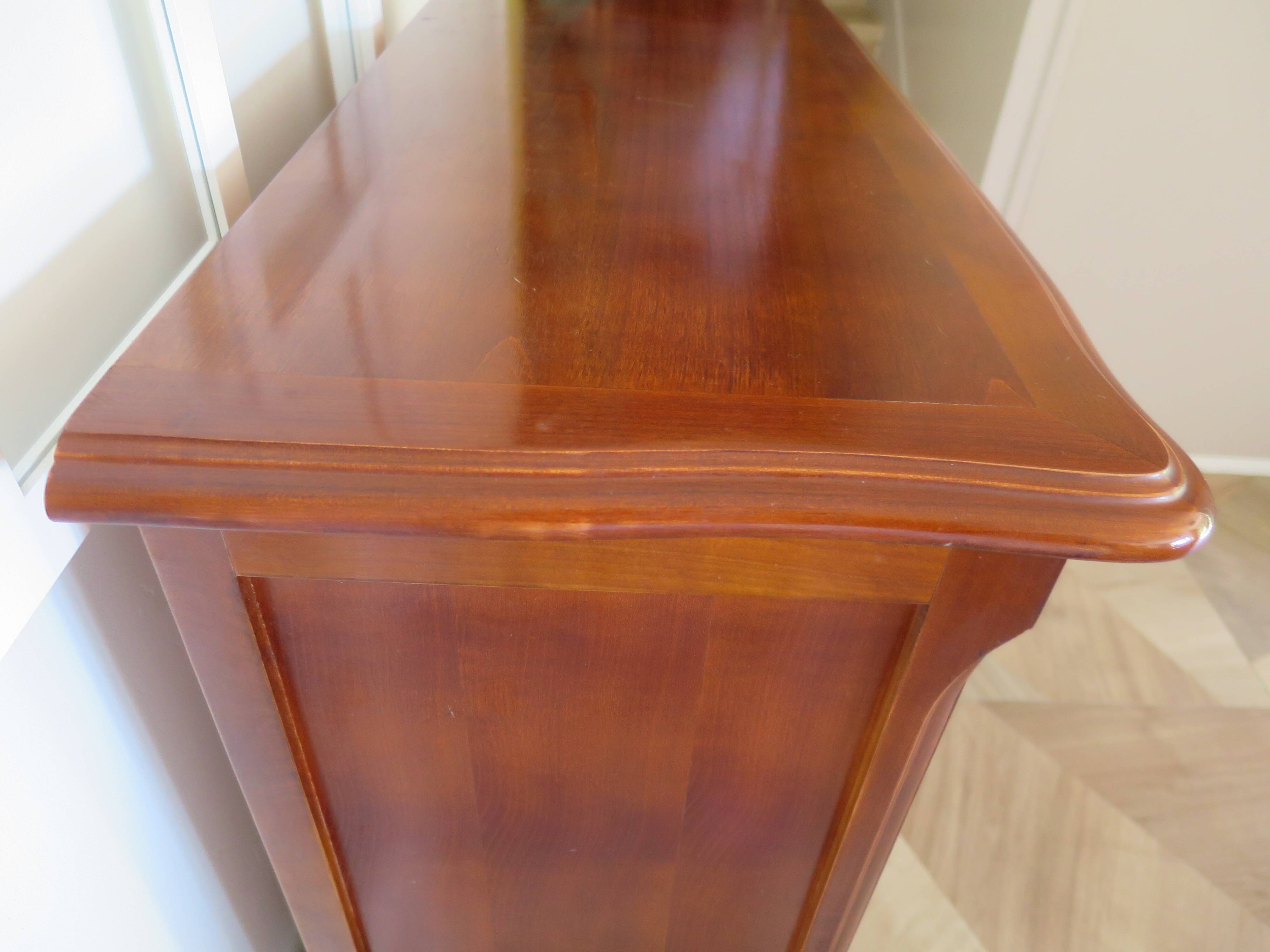 Beau bibus en merisier - 3 niveaux -Tablettes ajustables -Style Louis XV