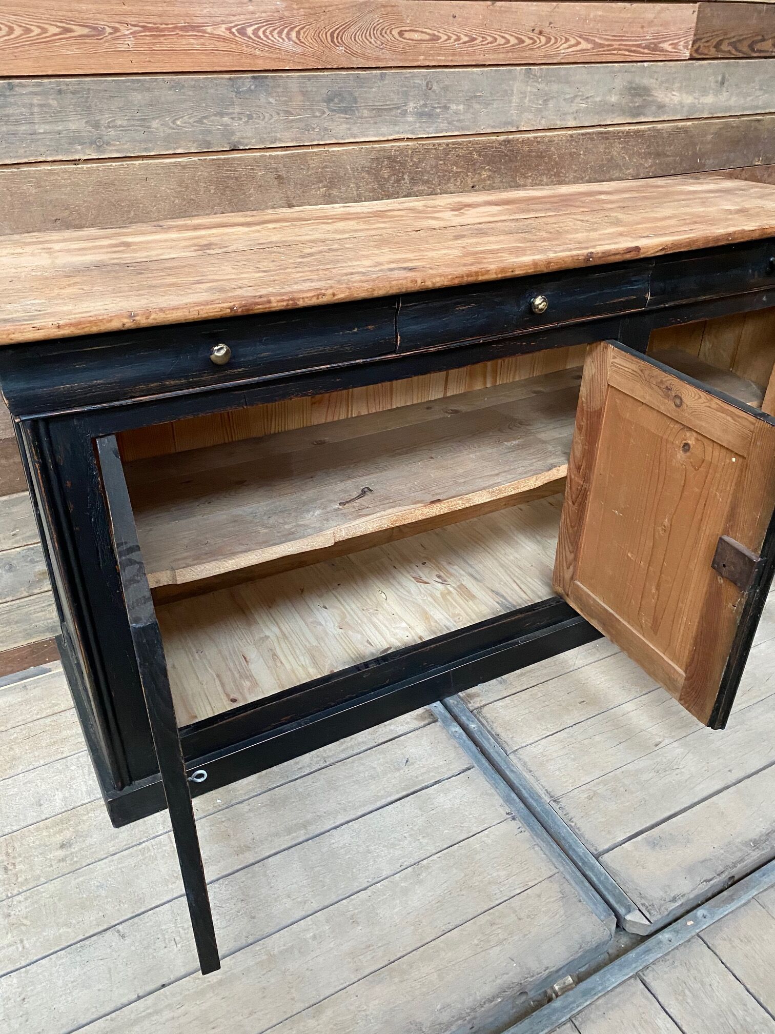 3-door skated buffet