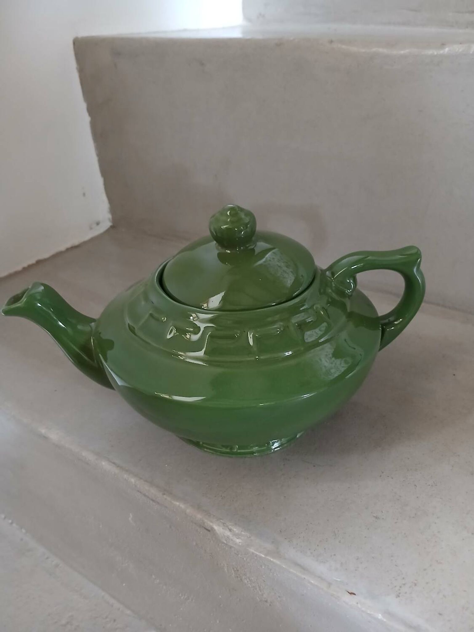 Théière verte en faïence