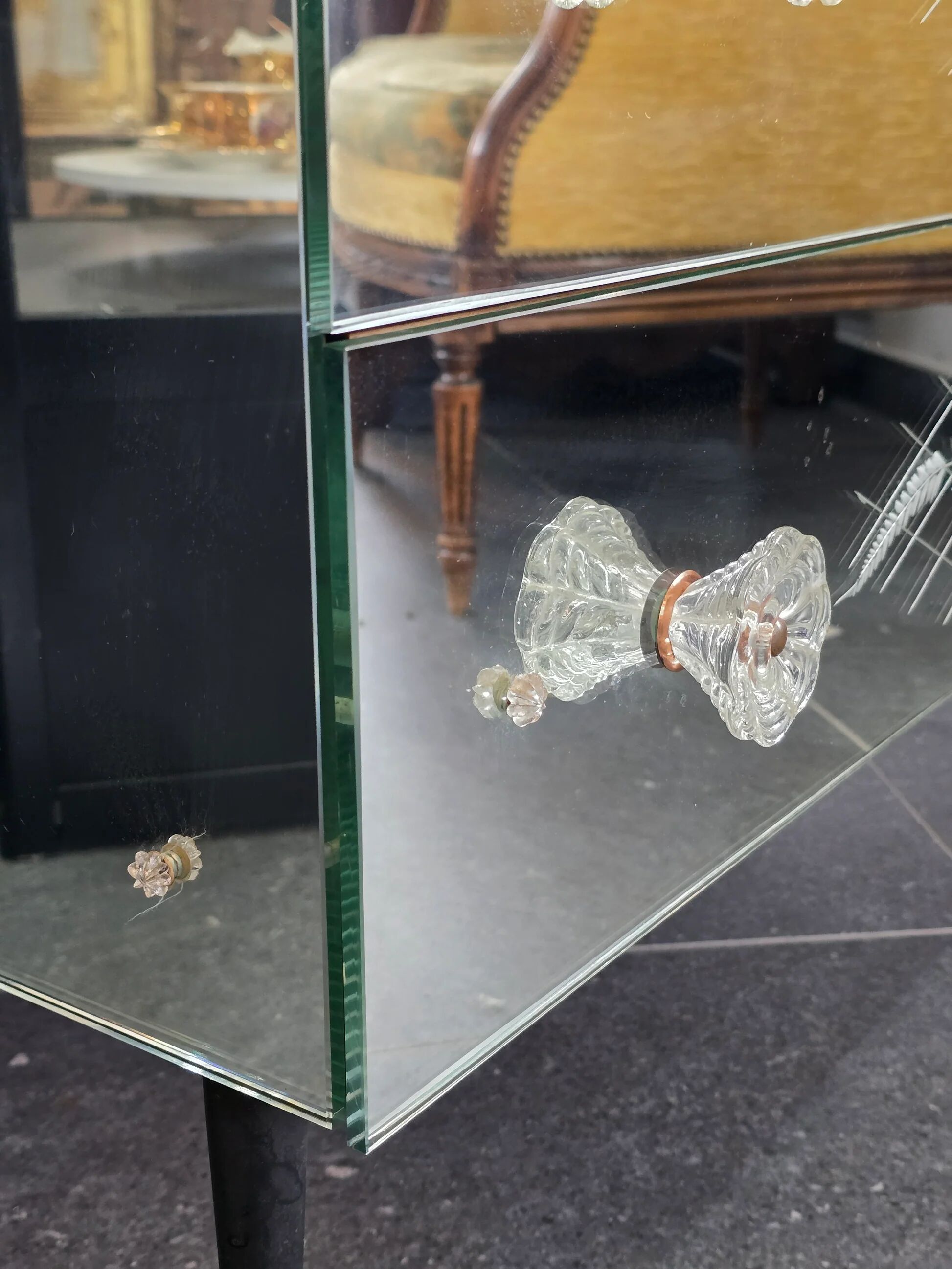 Venetian mirrored commode with 3 drawers