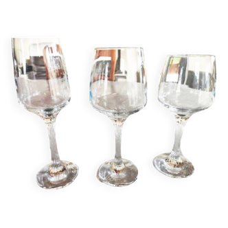 Old Service of 18 Transparent Design Stemmed Glasses