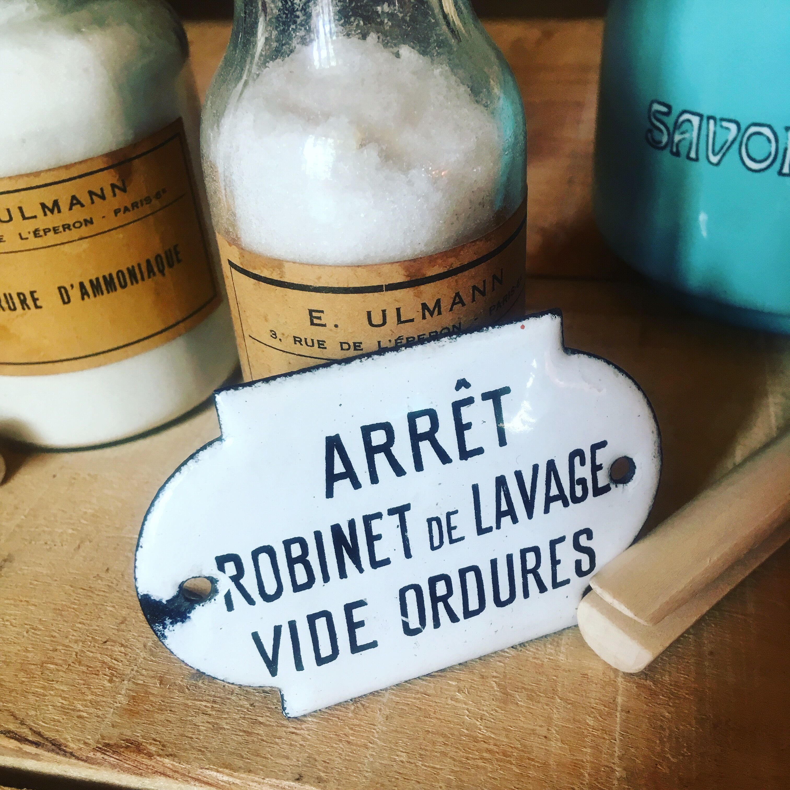 Old bulging enamel plate arrêt robinet de lavage- vide ordures"