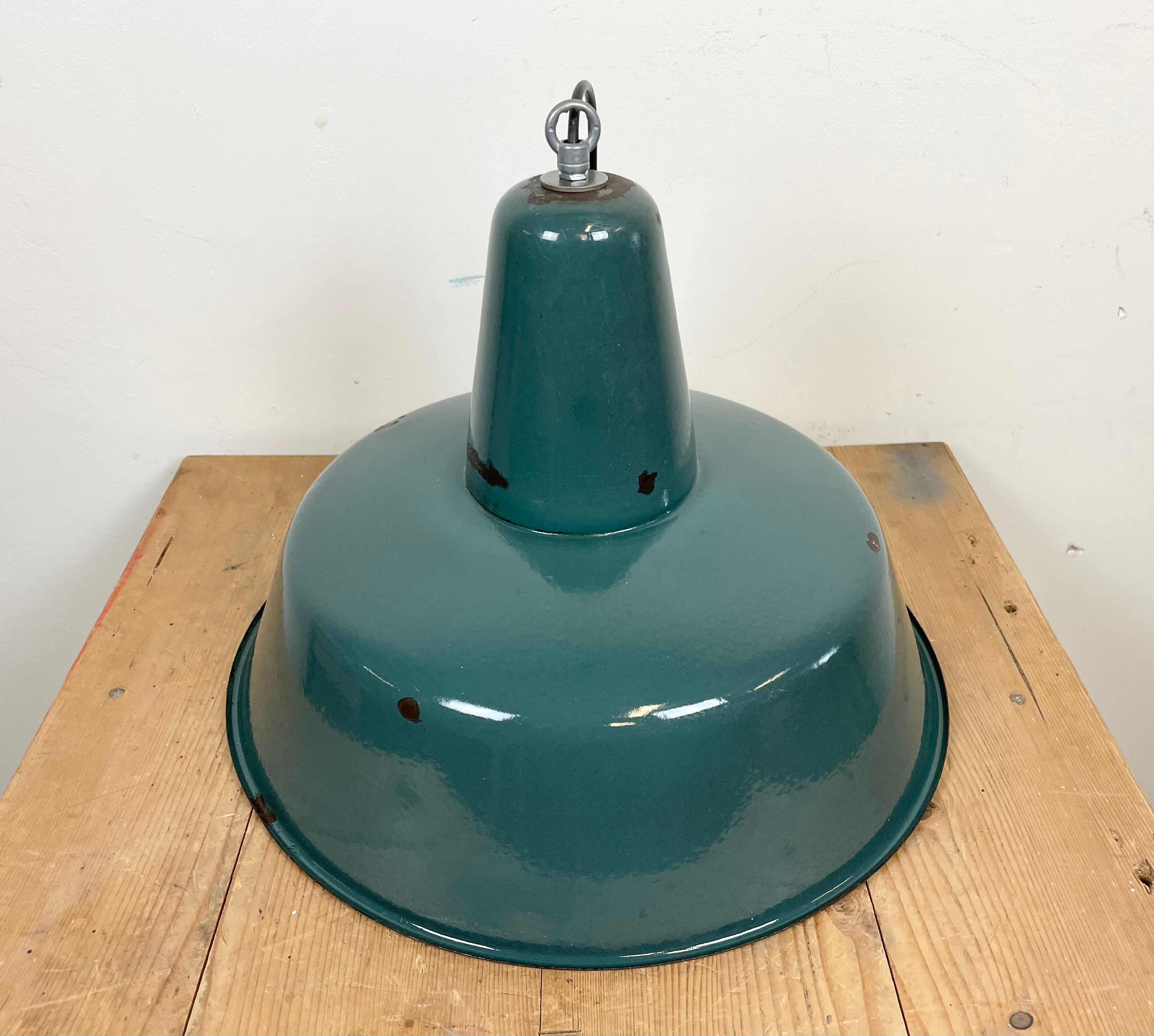 Lampe d'usine industrielle en émail vert, années 1960