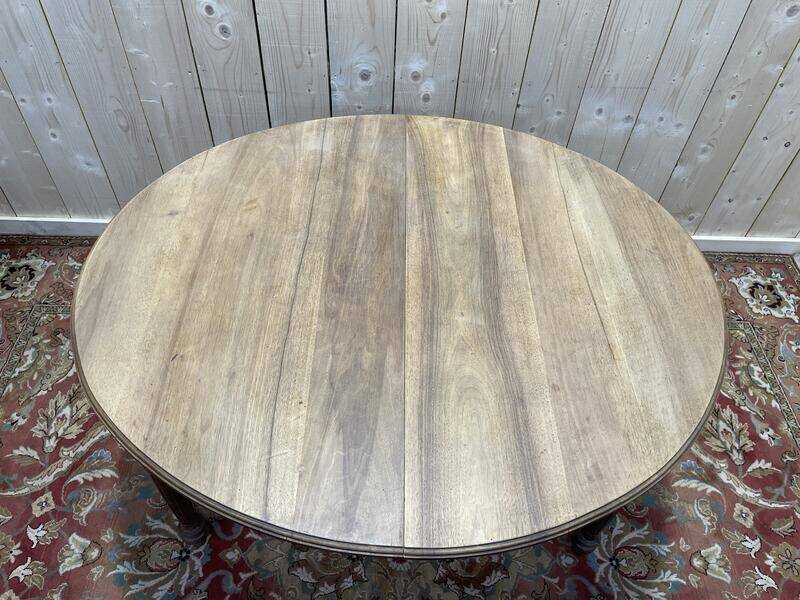 Table de salle à manger ovale de style Louis XVI en noyer