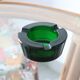 Cendrier en verre vert vintage