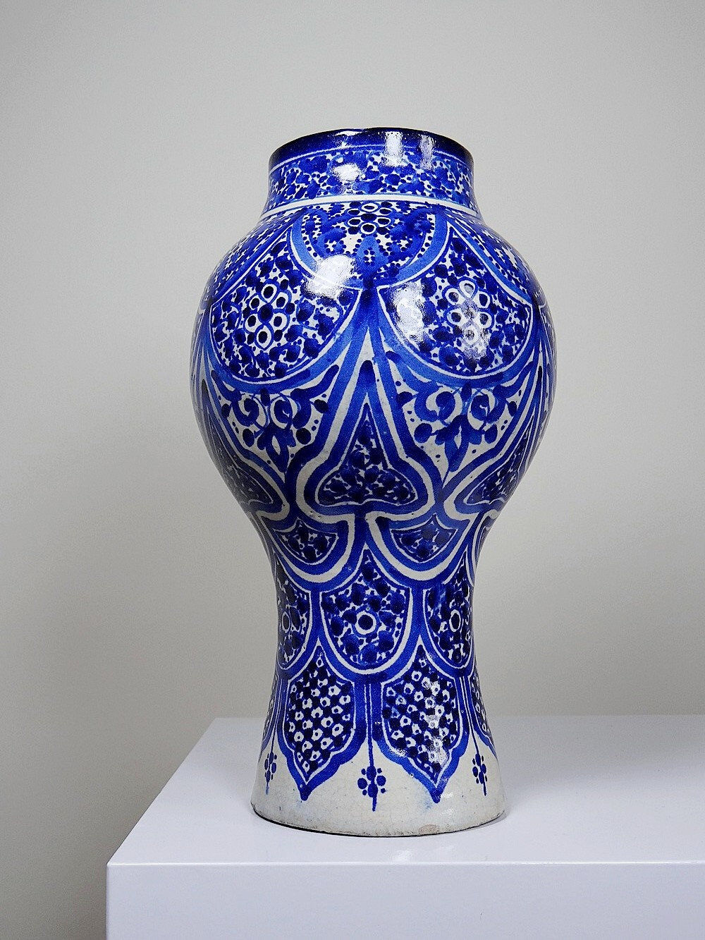 Large Moroccan vase/jar from Fès, handcrafted ceramic Khabia, 19th-20th century, cobalt.
