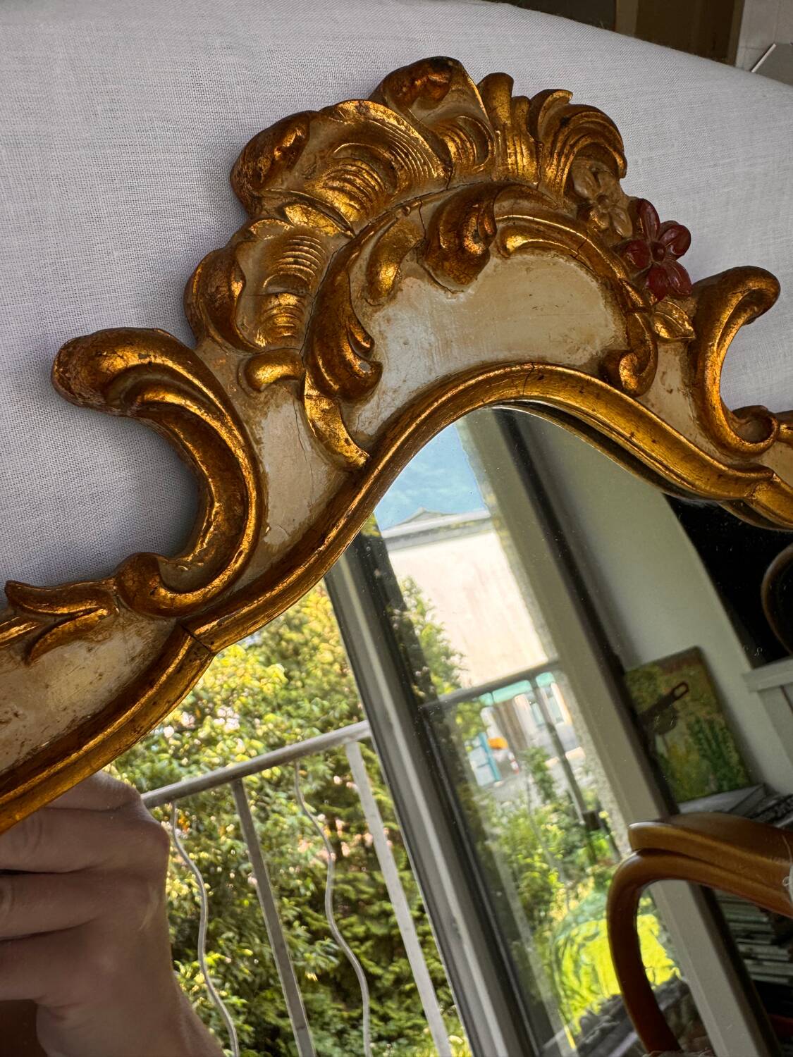 Miroir en bois doré décoré