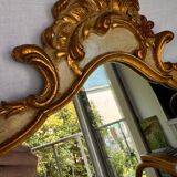 Miroir en bois doré décoré