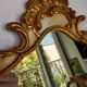Miroir en bois doré décoré