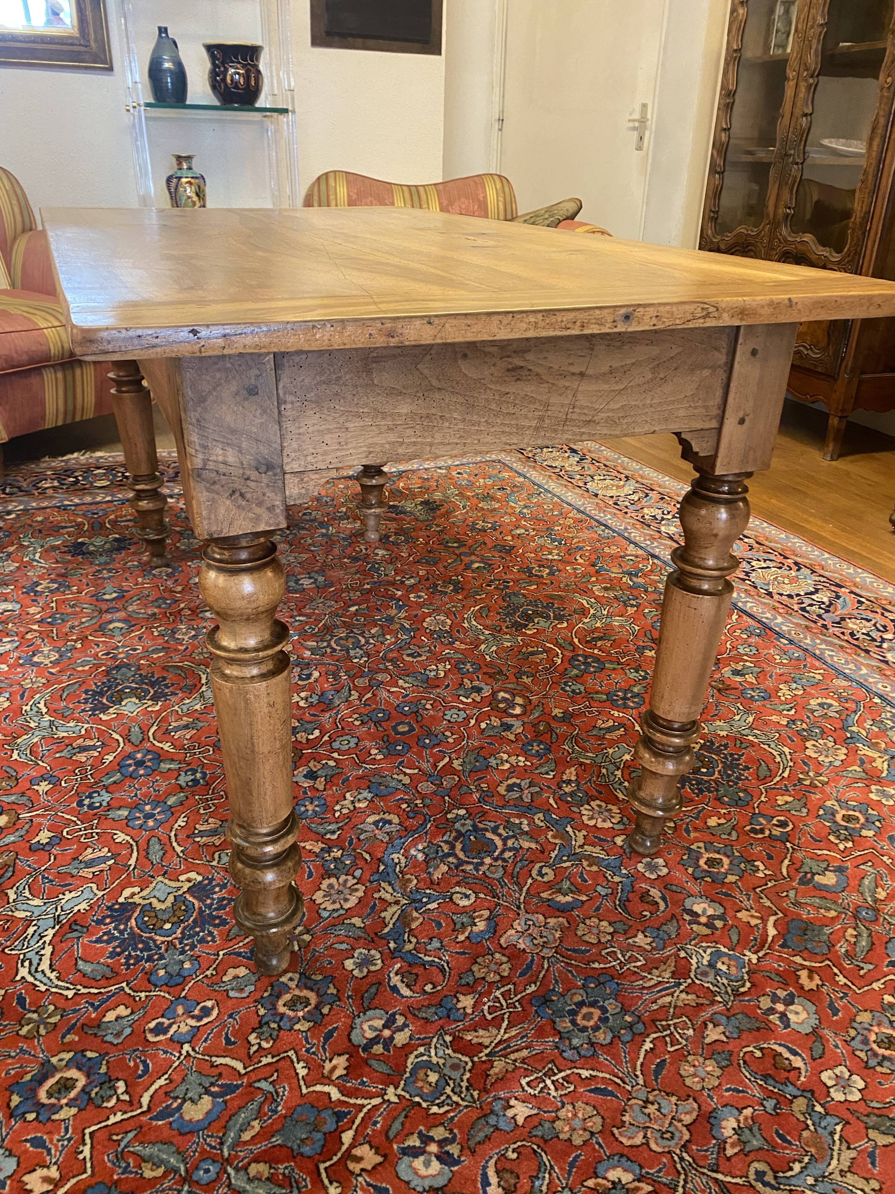 office table in blond walnut, turned legs, beautiful patina, excellent condition.